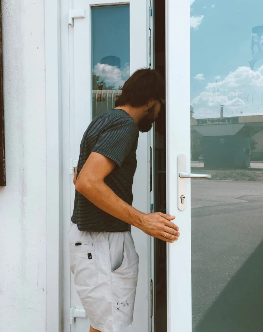 🚨 AN&Uacute;NCIO OFICIAL 

Com muita alegria e gratid&atilde;o posso falar melhor sobre meu novo trabalho.
Eu sempre entrei na Aubert Lutherie por essa porta desta primeira foto. Desde setembro, a entrada mudou. A partir de 2026 serei o novo Chefe L