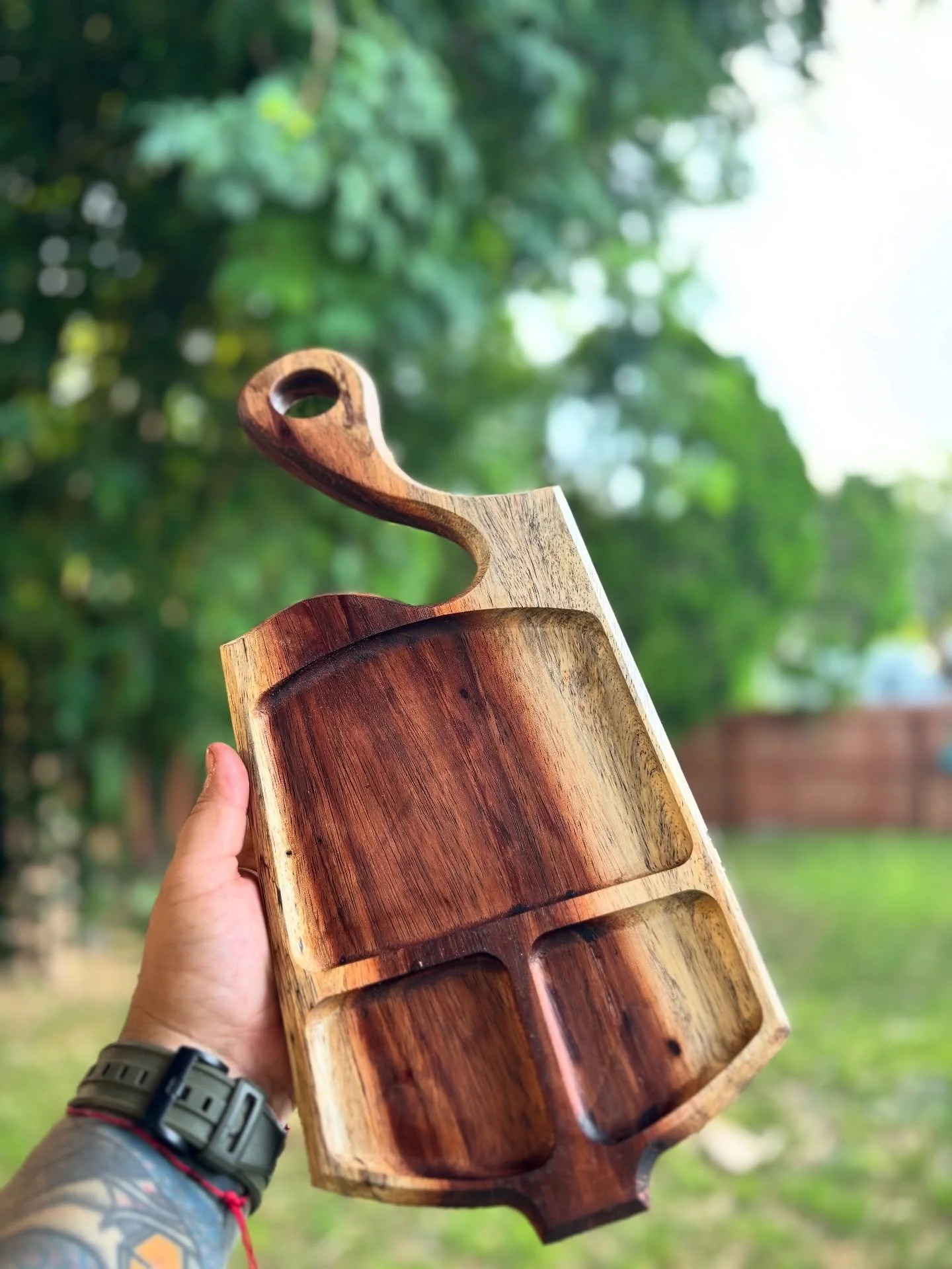 These small handmade serving trays are the perfect blend of function and style! 🍓🧀 Great for a quick snack in bed or showing off at your next get-together.
These specifically are crafted from monkey pod — a lightweight yet durable hardwood t