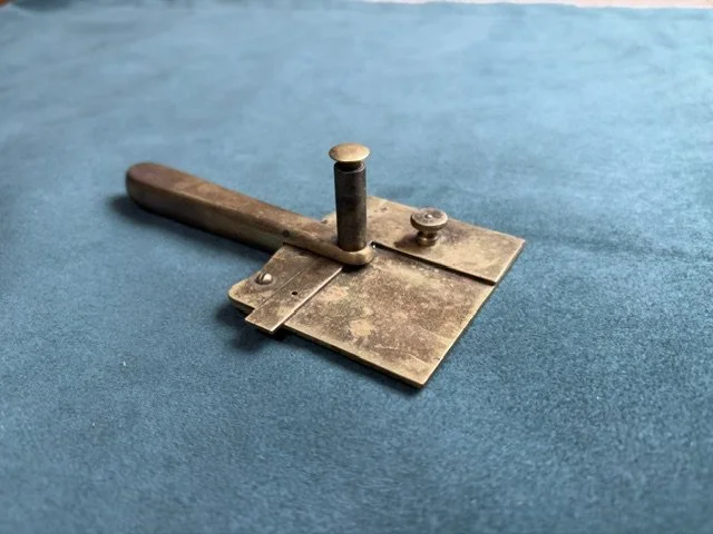 An image showing an extremely rare, valuable and highly collectible Will & Finck card punch used to mark playing cards when cheating at the gambling game of faro. For more see Andrew Wimhurst's book "Thieving Bastards".