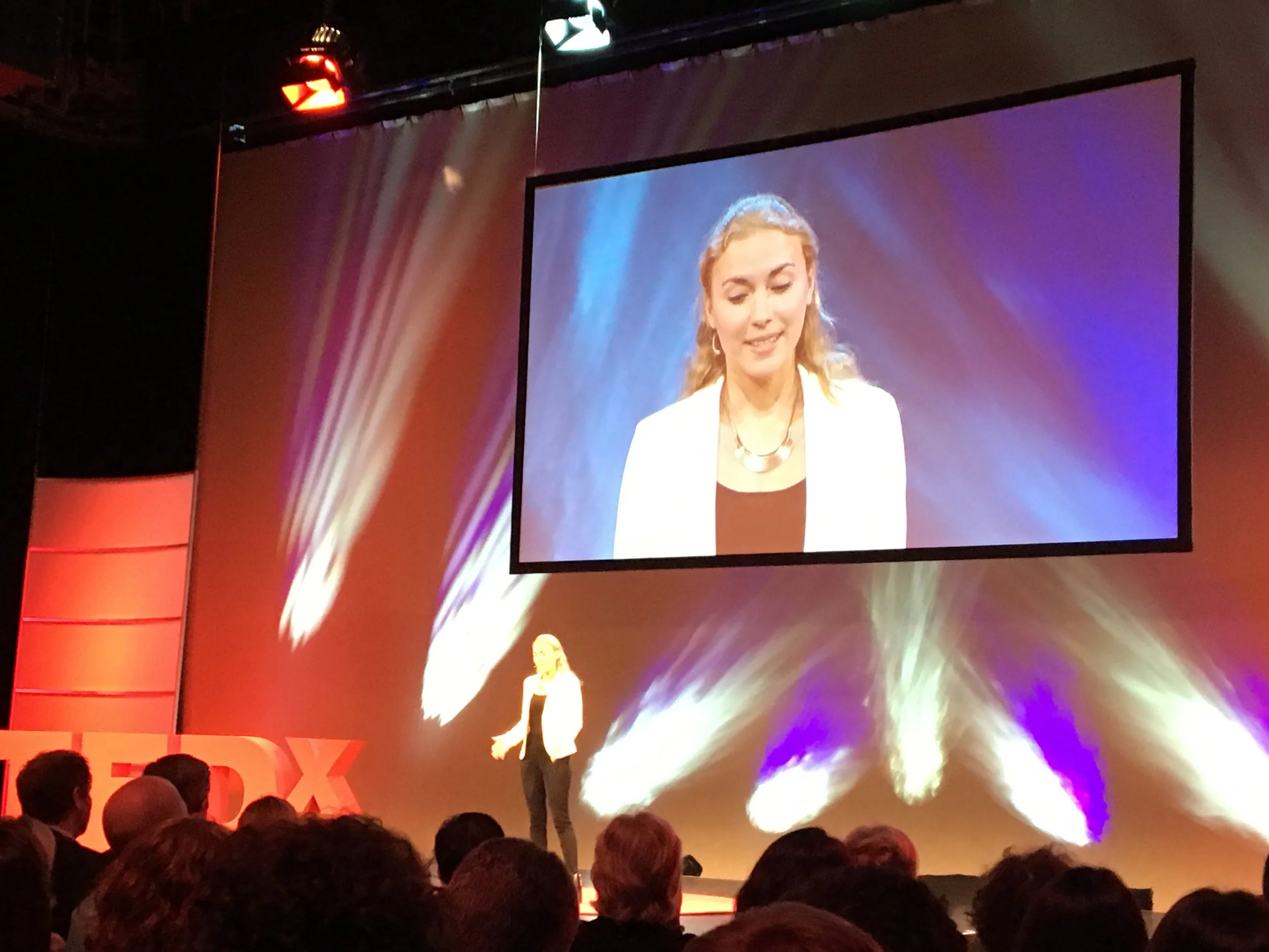 Nora Blum beim Tedx Talk Vortrag.JPG