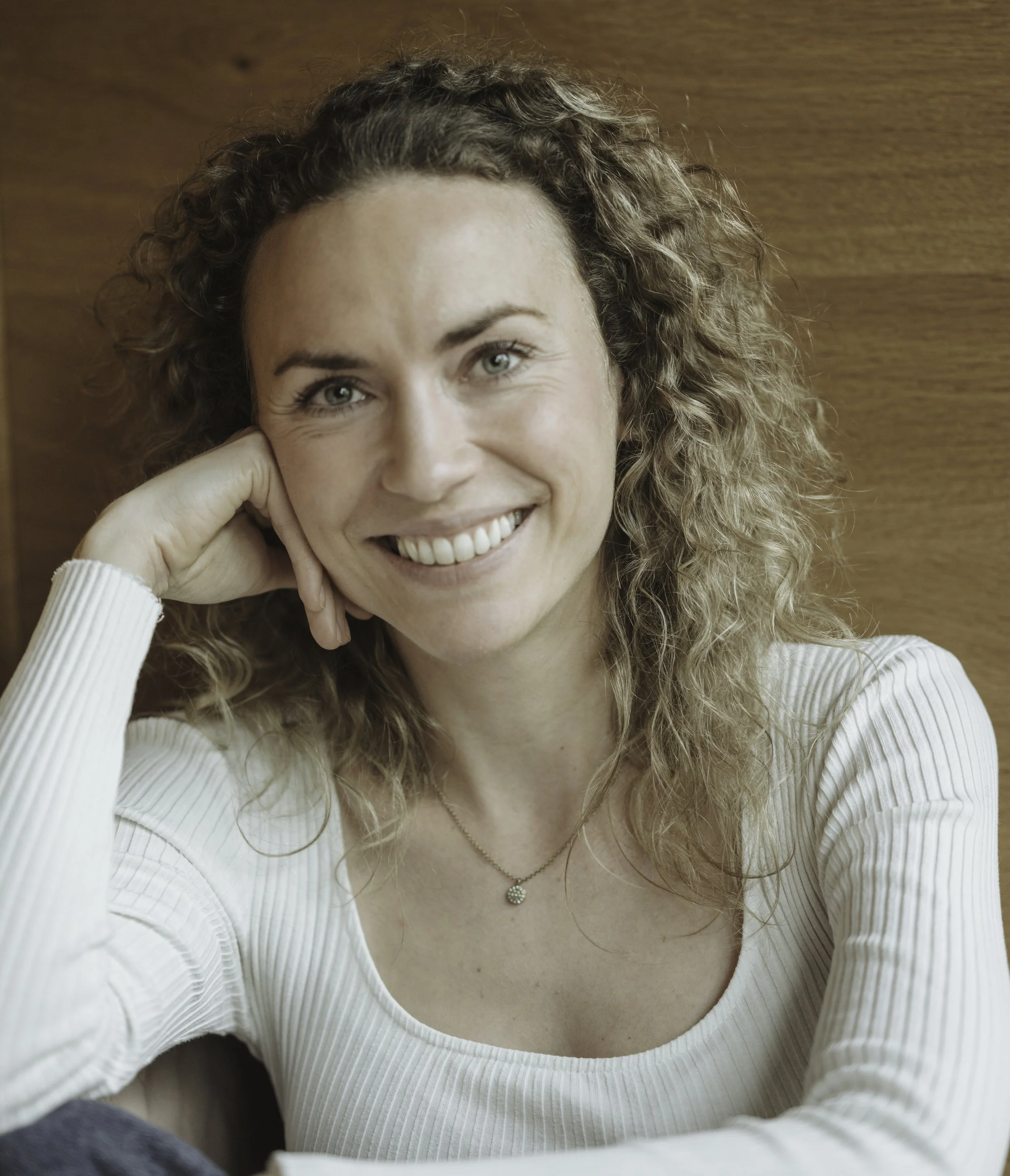 Nora Blum ist Psychologin und Gründerin von Selfapy. Sie fördert „Radikale Freundlichkeit“ durch ihr Buch, Podcast und Coaching, um eine respektvolle Gesellschaft zu schaffen.