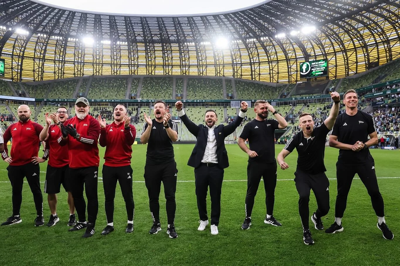 Koniec sezonu - koniec mojej misji 🇳🇬🔥🏆

Wczoraj przestałem pełnić funkcję trenera przygotowania fizycznego w sztabie pierwszej drużyny Lechii Gdańsk.⚽️🏃🏋️

To był fascynujący i bardzo wymagający sezon. Osiągnęliśmy ambitny cel - wygraliśmy lig