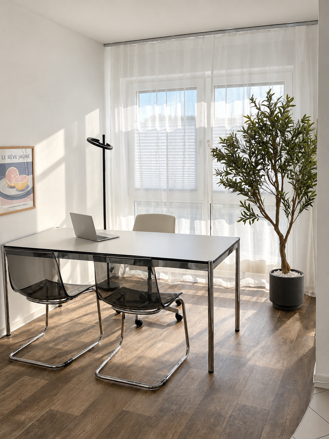 Heller Praxisraum der Naturheilpraxis Makris mit weißem Sideboard, anatomischem Holzmodell und minimalistischer Einrichtung.