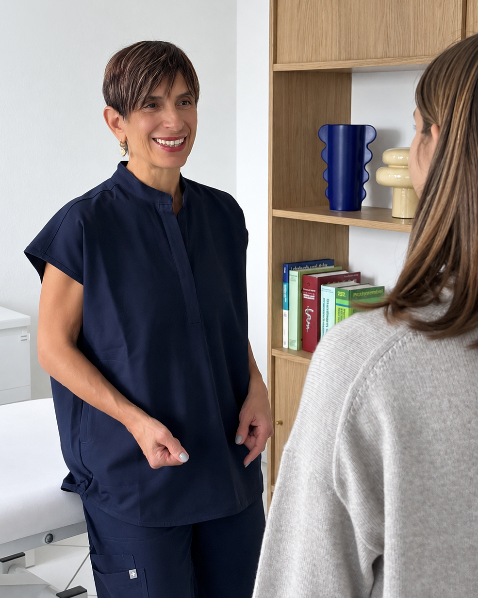 Freundliche Verabschiedung einer Patientin durch Heilpraktikerin Erika Makris in den hellen Räumlichkeiten ihrer Naturheilpraxis in Rödermark.