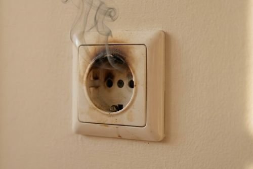Hva skal du gjøre hvis stikkontakten blir varm?
