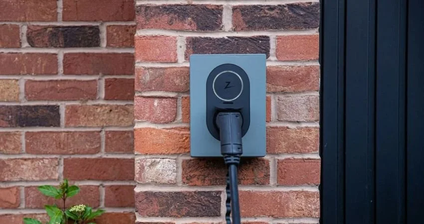 Lader du elbilen trygt hjemme eller bruker du stikkontakt?