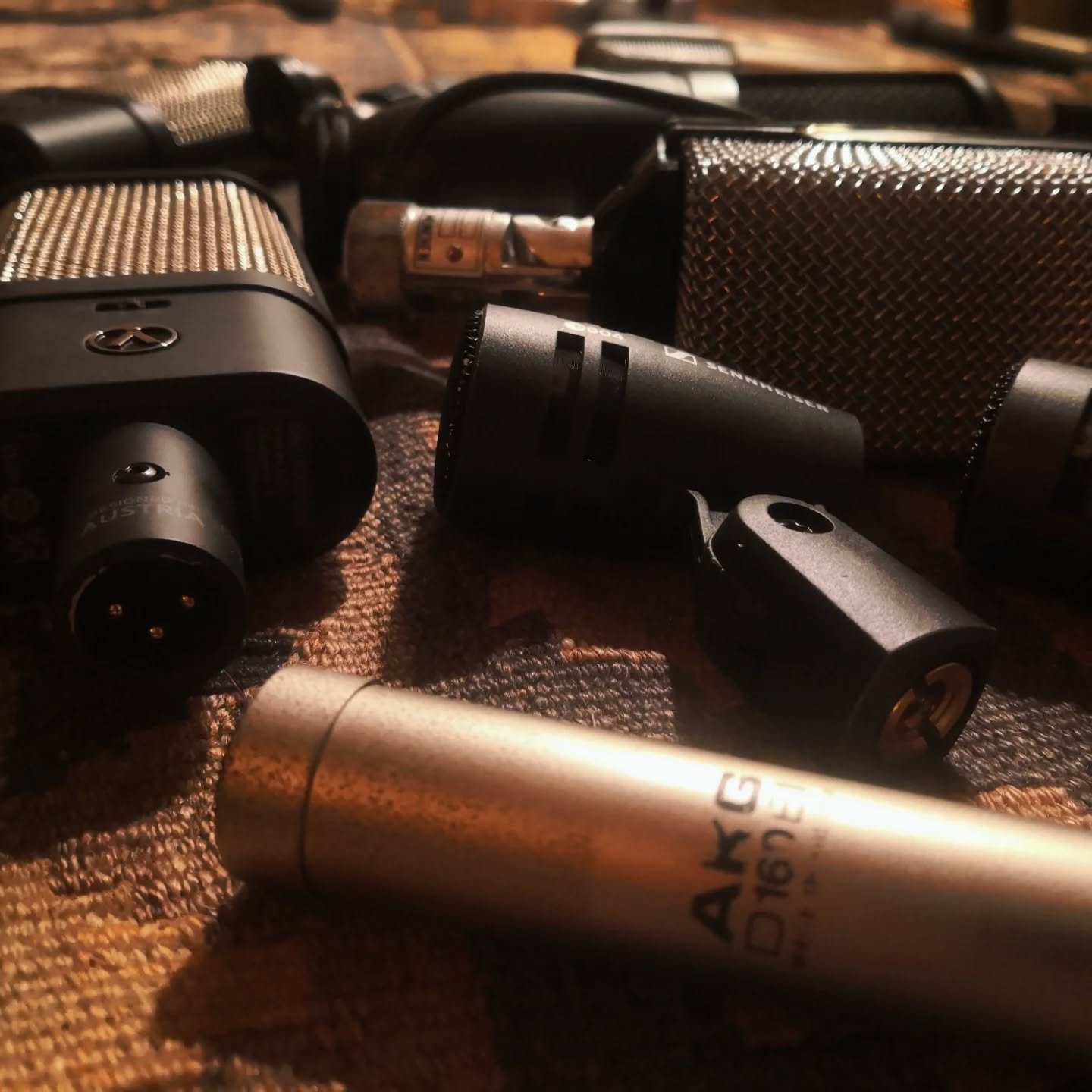 Inhalt des Werkzeugkastens eines Tontechnikers

#Mikrofone#Tontechniker#Musikproduktion#Mischung#Mastering#Aufnahme#Tonstudio#Musikustria#austrianaudio#sennheiser#shure#akgmicrophones#Tontechniker#Musikproduktionsleben#tonstudio#tonstudiowien#mus