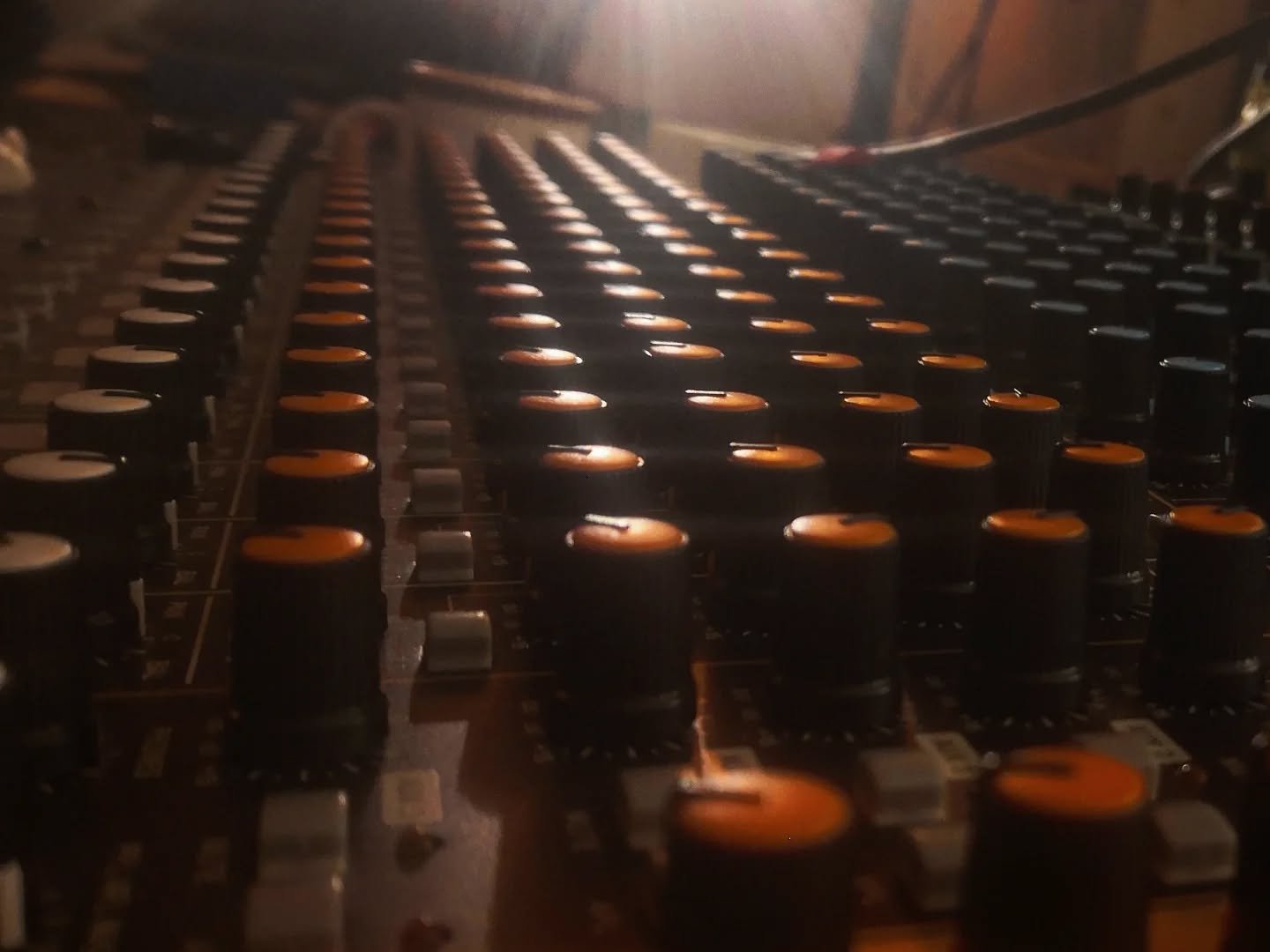 das Herz des Studios...

brauchst du einen mix? schick mir ein dm :) 

#tonstudio#mixing#mixingengineer#tonstudiowien #musicproduction#musicproducer#tascam#mischpult#mixingandmastering#mixingconsole#musicstudio#musicaustria#soundengineer#indie#alternative