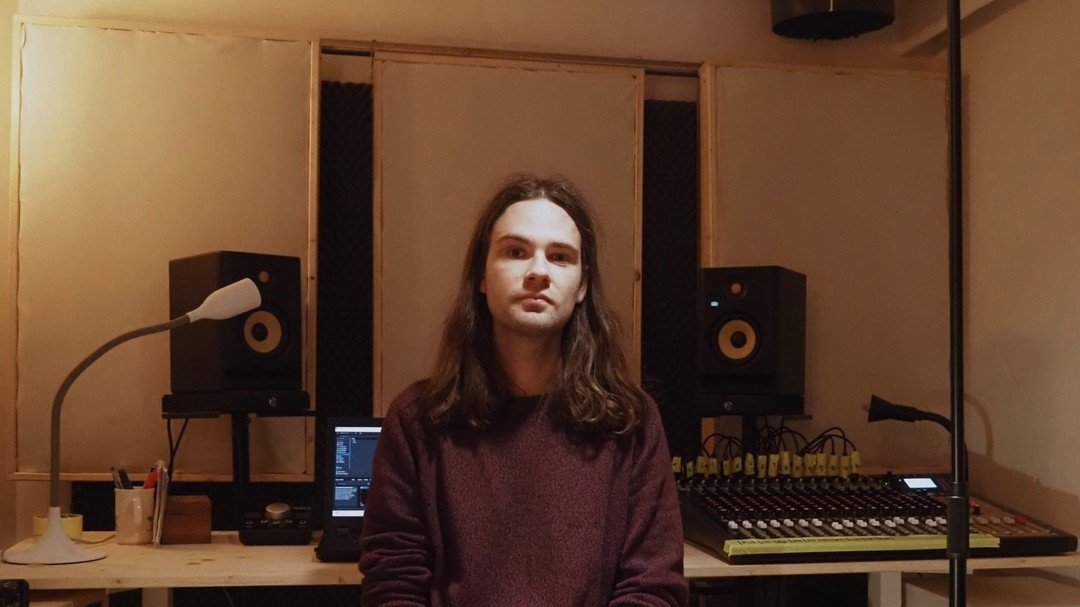 Hallo! Ich bin Max und ich bin der Mann hinter empyrean soundlab. 

Ich freue mich riesig, dieses neue Kapitel zu beginnen...
(auch wenn mein Gesichtsausdruck vielleicht etwas anderes sagt)

mehr info im link in bio. 

#Aufnahmestudio#vienna#Toningenieur#Musikproduktion#