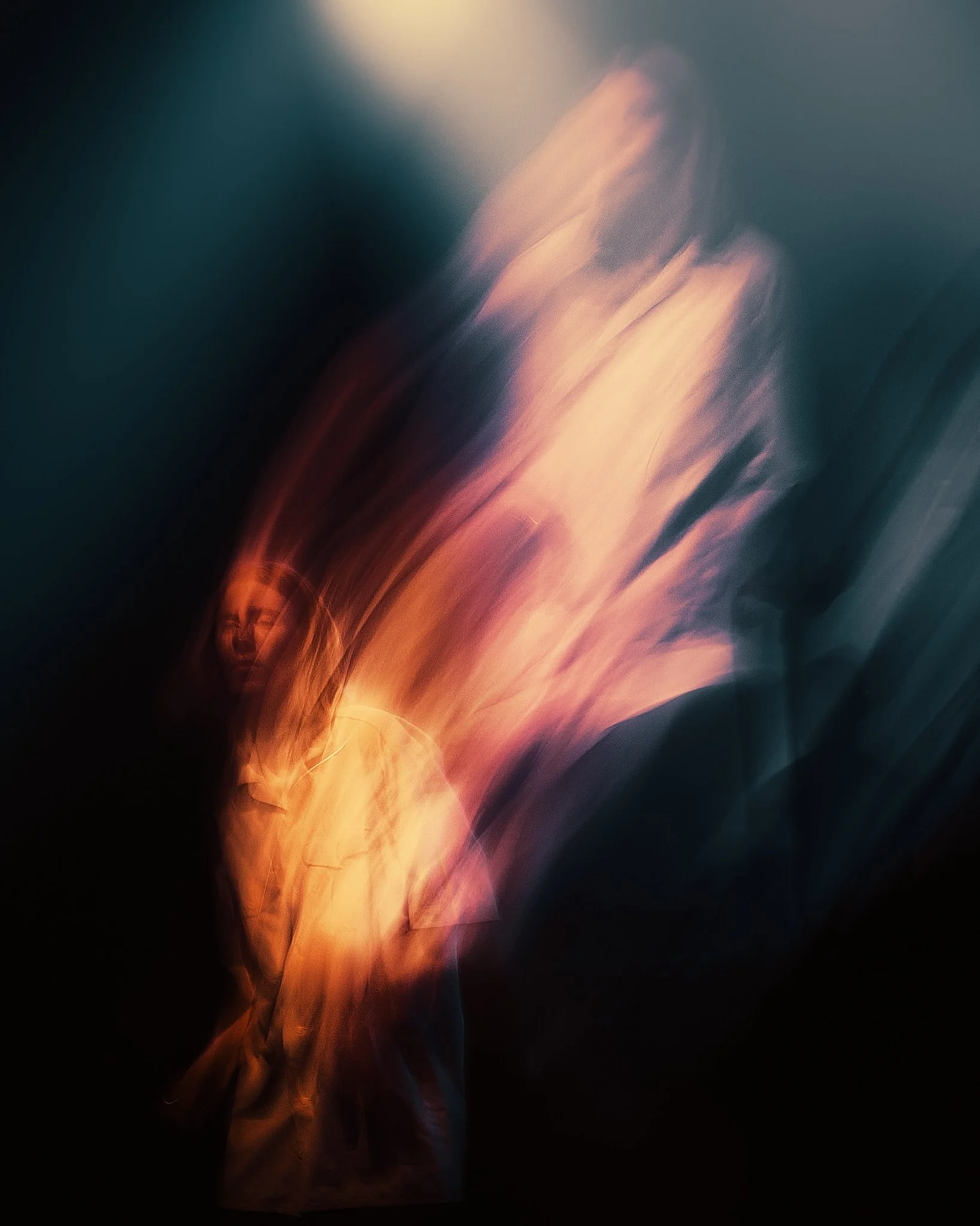 Photo floue d'une personne avec des couleurs chaudes et froides, créant un effet artistique abstrait.