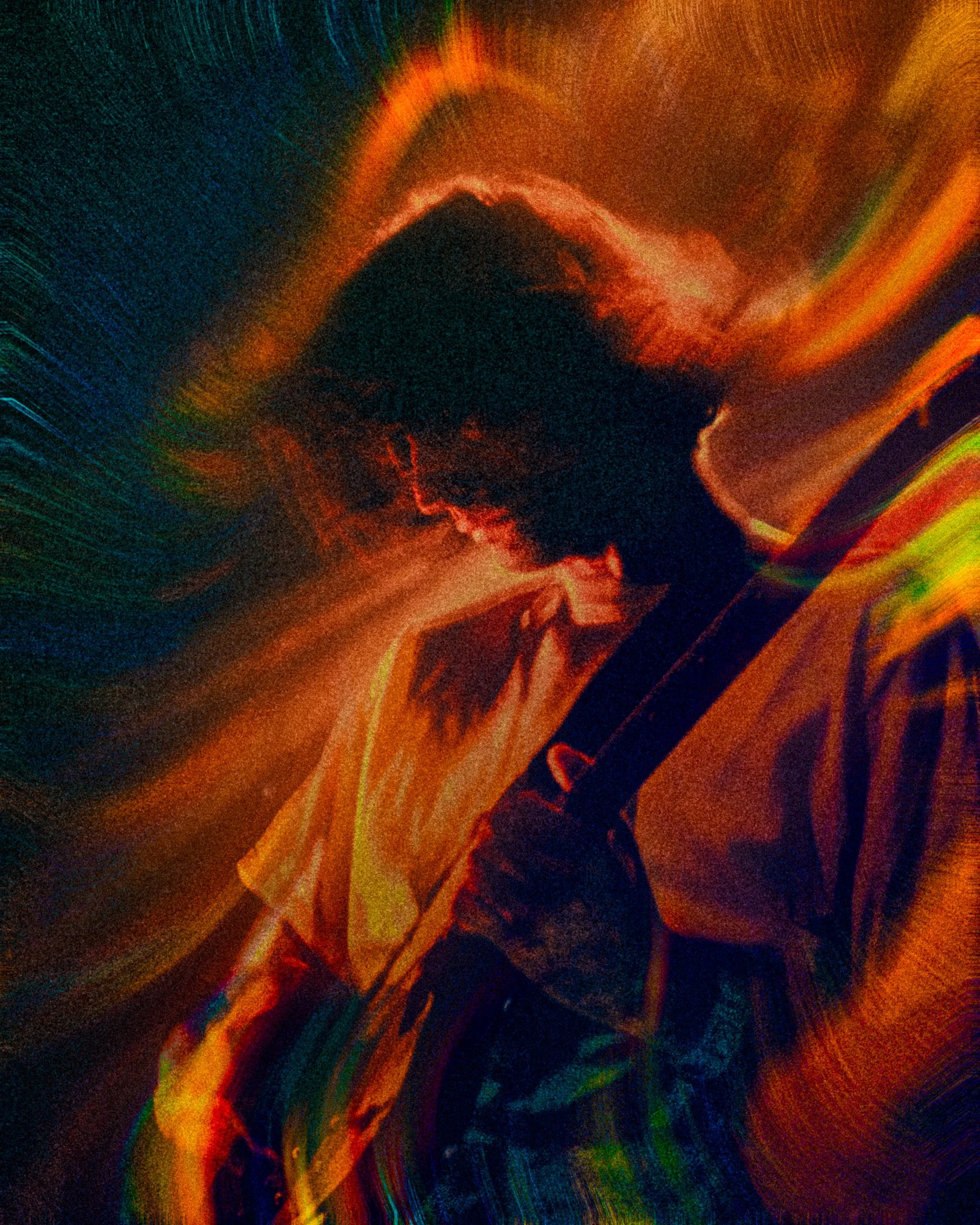 Une personne portant des lunettes et une veste, tenant un objet, avec un fond de lumière vive et de couleurs vibrantes.