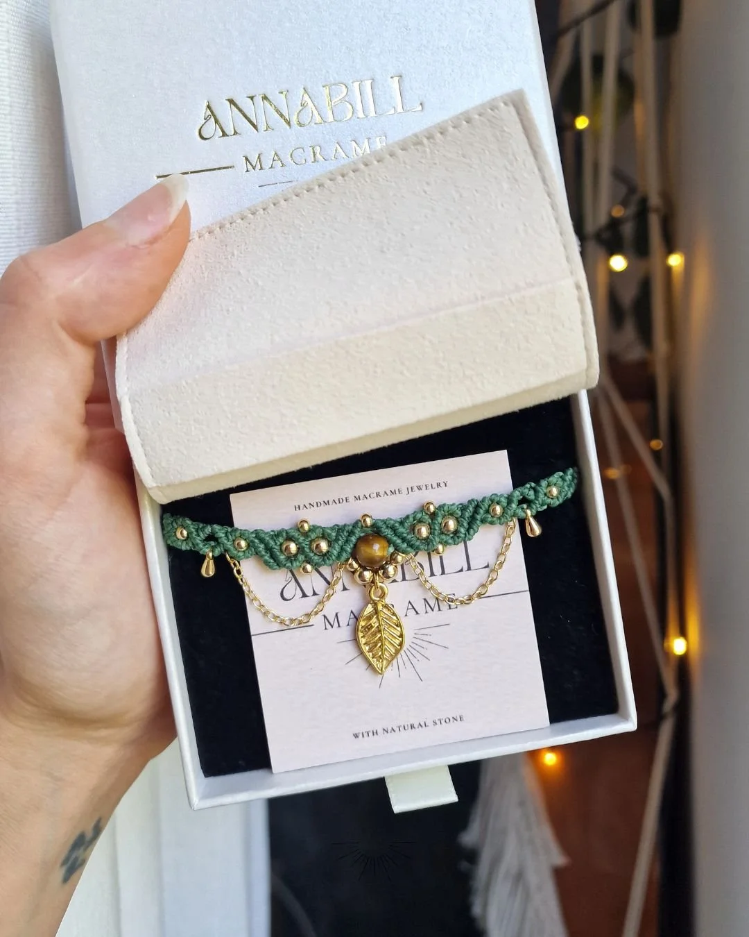 Collana_Choker_Girocollo_artigianale_donna_gioielli_macrame_micromacramè_Chakra_regalo_foglia_leaf_occhio_tigre_occhioditigre_earthy_necklace_geamstone_WOOD_verde_bosco_amuleto_oro_dorato (3).jpg