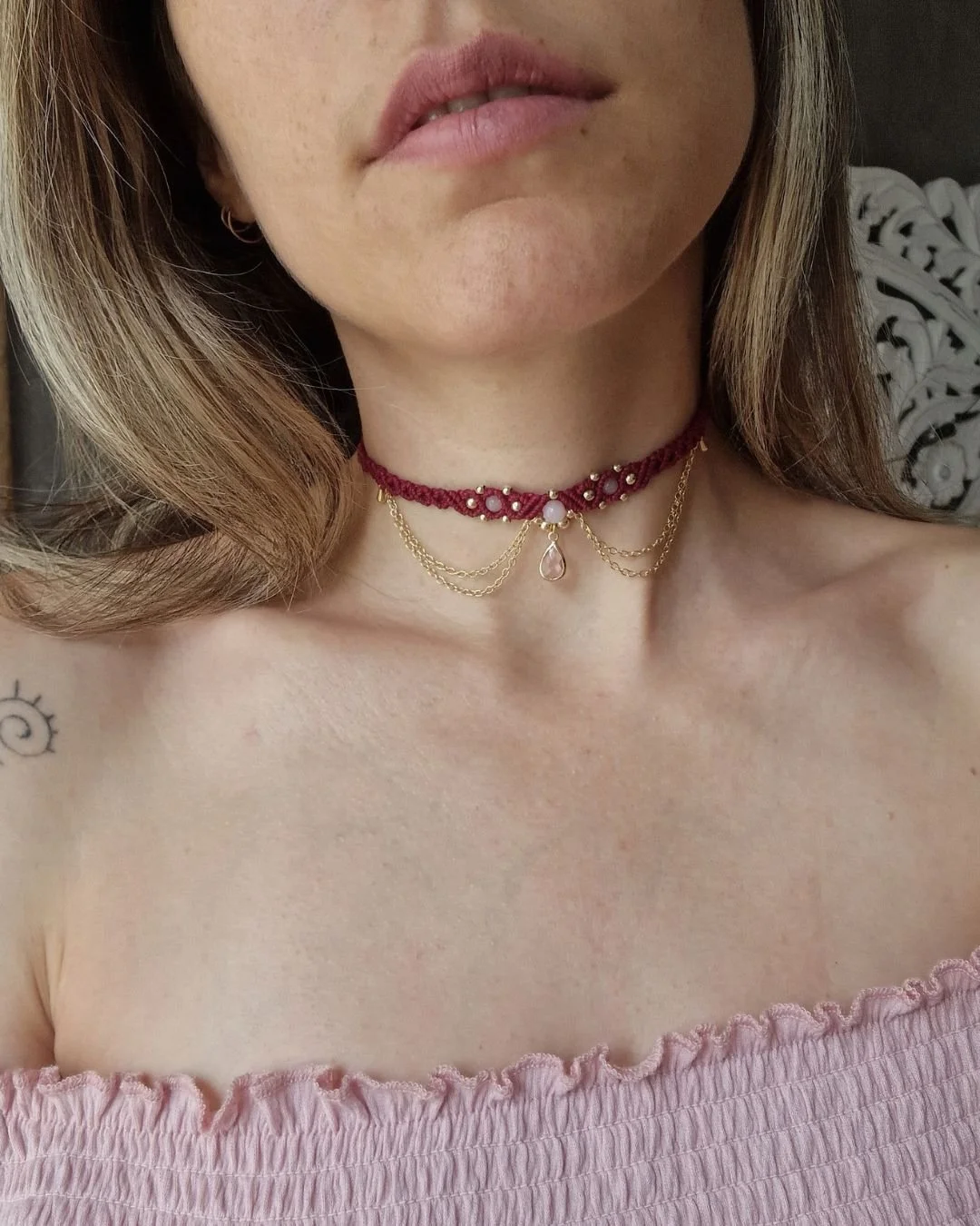 Collana_Choker_Girocollo_artigianale_donna_gioielli_macrame_micromacramè_Chakra_regalo_rose_ciliegia_quarzo_rosa (1).jpg
