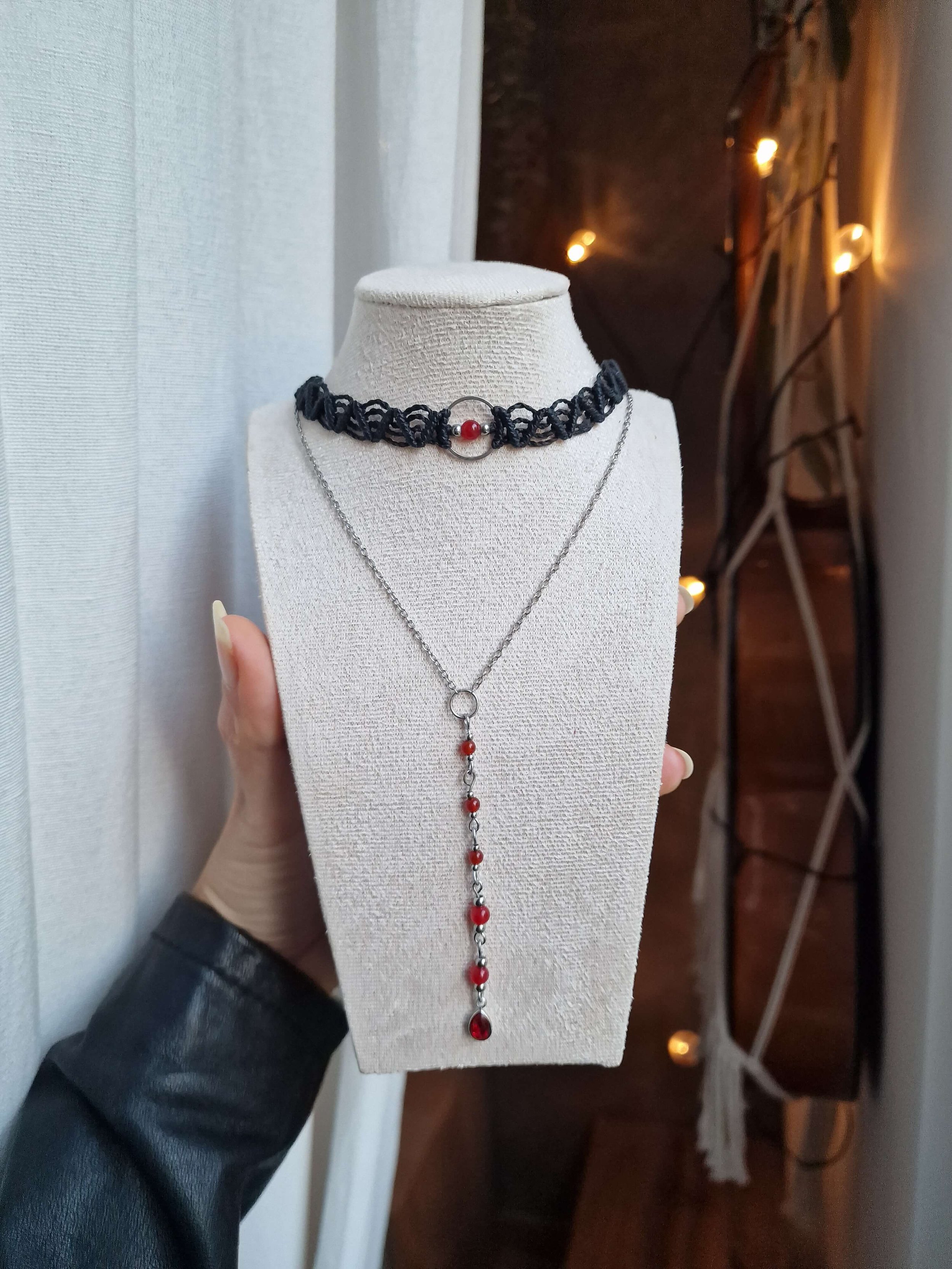 AMULETO_BLOODY_GOTH_CHOKER_COLLANA_AMETISTA_SANGUE_HORROR_HALLOWEEN_VAMPIRI_VAMPIRE_BLOOD_MICROMACRAMè_GIOIELLO_ARTIGIANALE (7).jpg