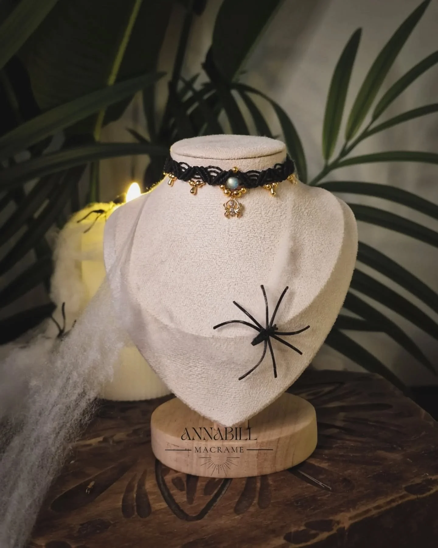 Collana Violino 🕷 Versione Nero &amp; Pietra di Luna 🌙

🕯Creepy Choker Amuleto 🕸 Halloween Edition

✅️Ora disponibile in Versione Gold e Silver

💎 Pietra di Luna connessa al 7&deg; Chakra 
✨️Finiture in ottone placcate oro 24k o in Acciao Inox 
