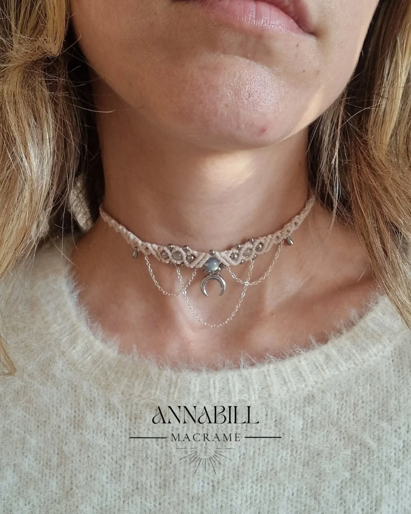 Collana Choker Amuleto Luna 🌙 Il modello che ha fatto impazzire le amanti dell'Oro ora &egrave; disponibile anche in versione Argento 😍

💎 Pietre Naturali legate ai 7 Chakra 
✨️Finiture placcate Acciaio Inox 
🧵Filo Super resistente rivestito in c