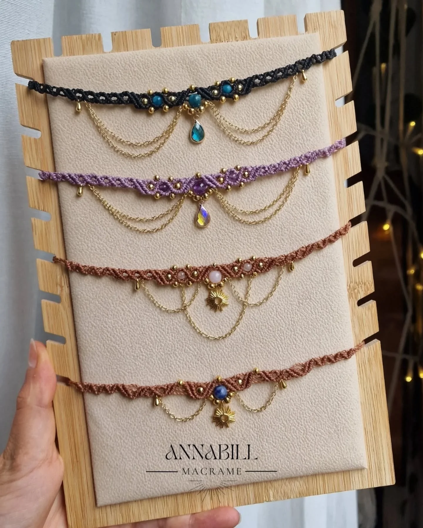 Vi mostro alcuni degli ultimi Choker Amuleto personalizzati che ho realizzato per voi ✨️💎

🖤 Collana Bloom Nero &amp; Sodalide 
💜 Collana Bloom Lilla e Ametista 
💗Collana Sushine Cannella e Quarzo Rosa 
💙 Collana Sunshine Cannella e Sodalite 

?