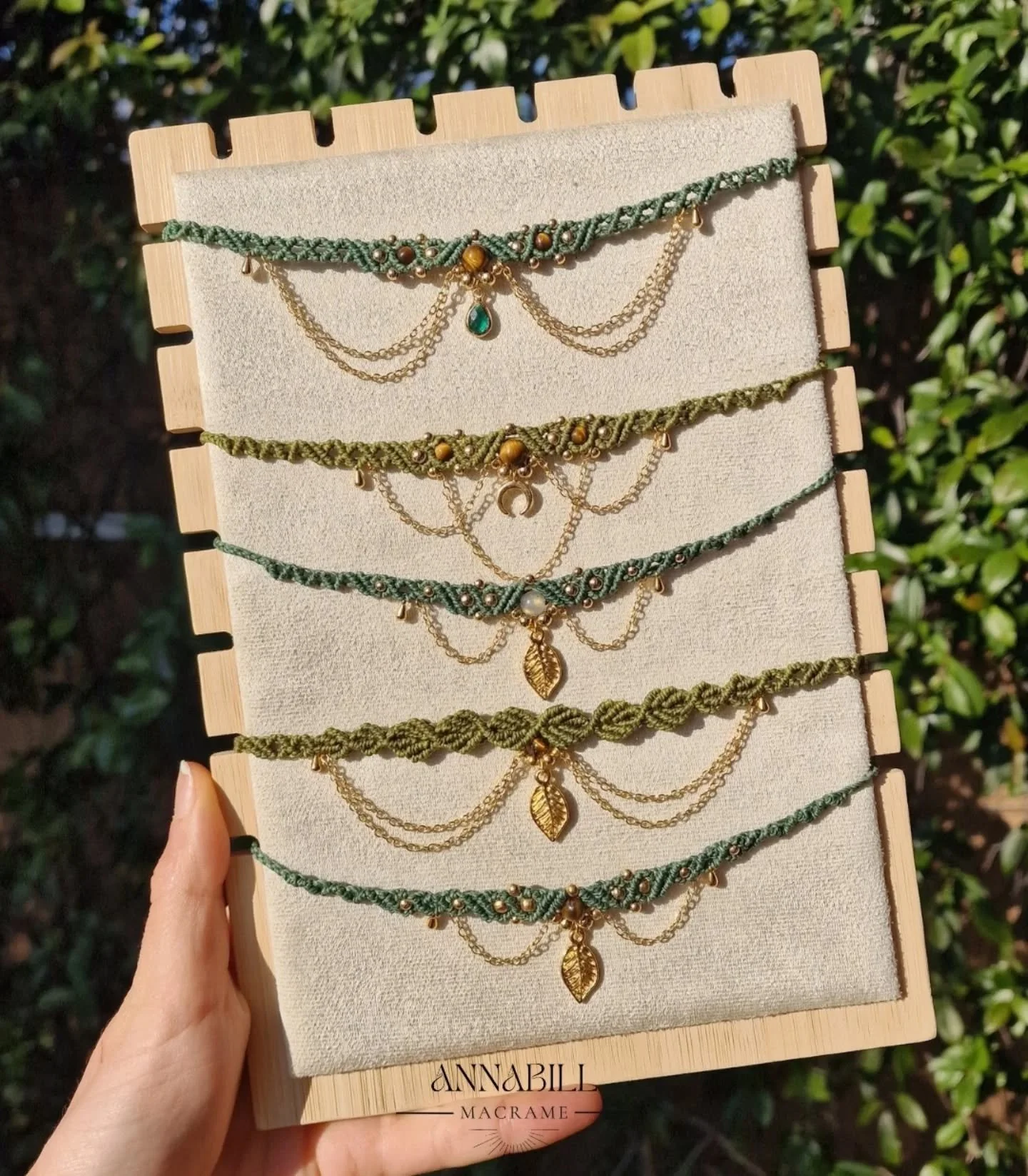 Oggi si accendono gli alberi e tutto si tinge di Verde🎄

Perci&oacute; ecco una selezione dei pi&ugrave; incantevoli Choker Amuleto realizzati a mano in micromacram&egrave; e pietre naturali per chi ama il Verde in tutte le sue sfumature 💚

Nella C