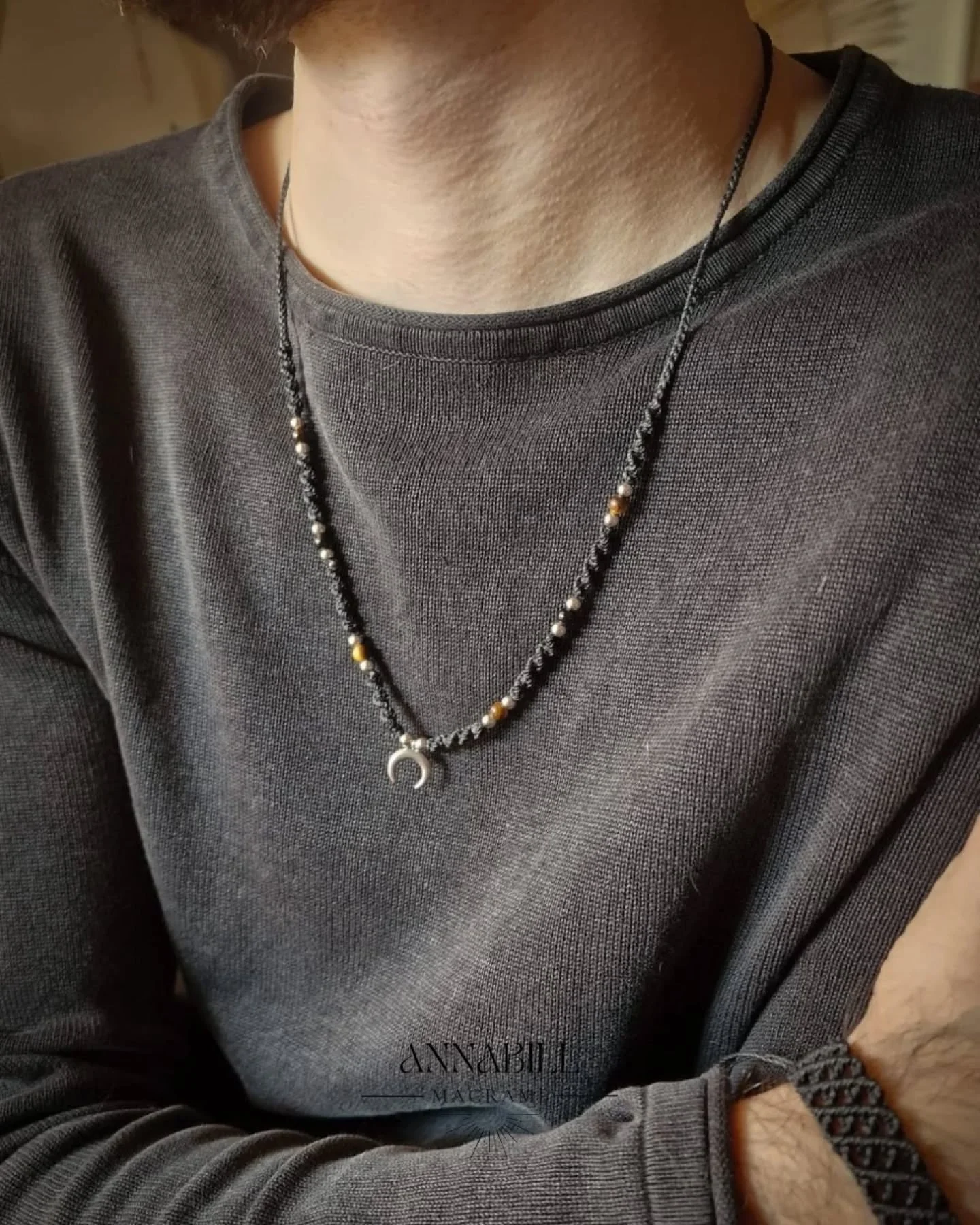 Collana Amuleto Luna da Uomo 🌙 Versione Nero con Occhio di Tigre e Onice Nero ⚫️ 🟤

✅️ Disponibile Ora sul sito www.annabillmacrame.it 

💎 Pietre Naturali legate all'Energia dei Chakra 

⛓️Finiture placcate in Acciaio Inox 

🧵Filo resistente rive