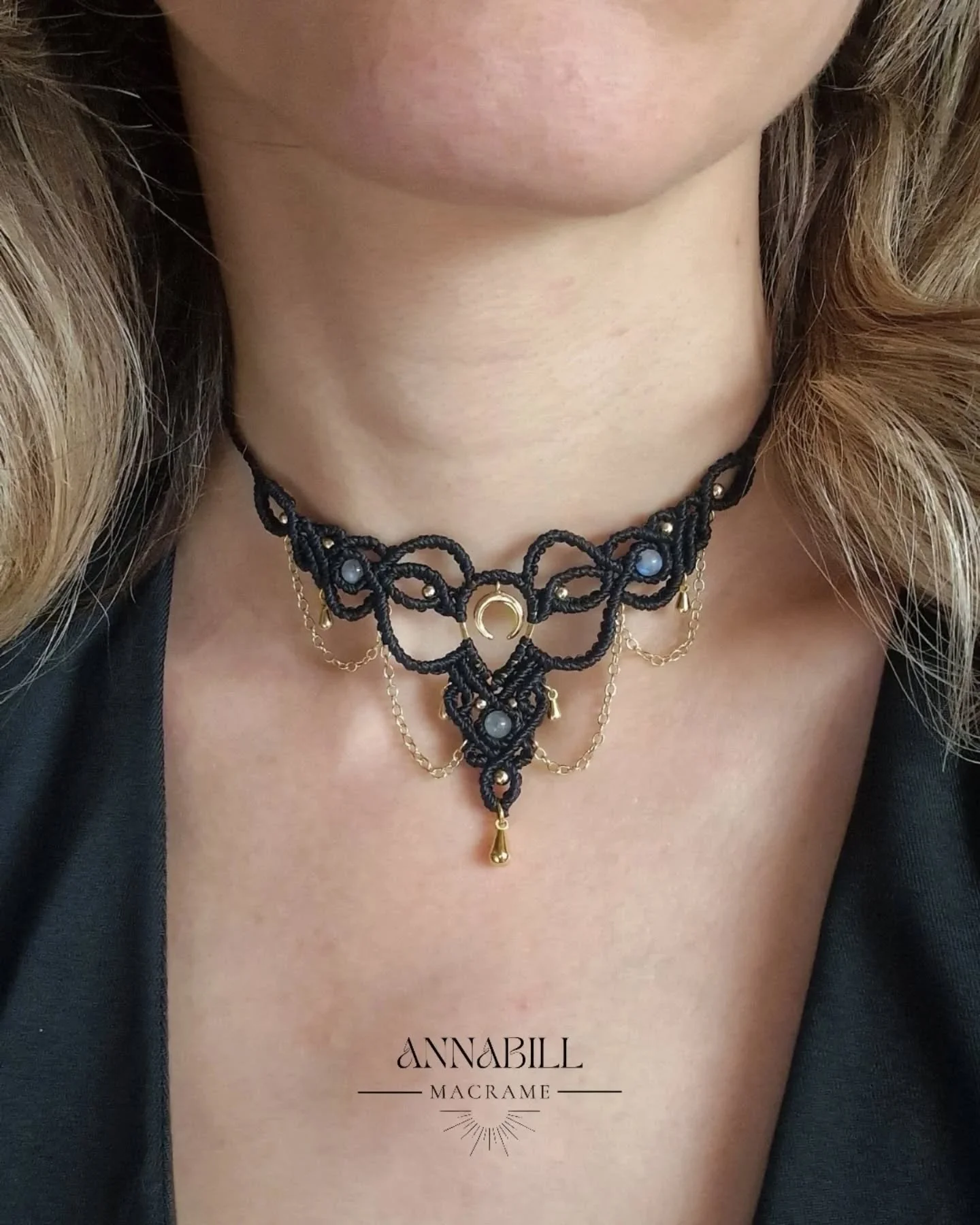 Collana Mal&iacute;a 🌙 Nero &amp; Pietre di Luna ✨️ Now Available ✅️ 

Scoprila subito sul sito www.annabillmacrame.it 

💎 Personalizzabile nella scelta del colore del filo e delle pietre naturali 

✨️Finiture placcate in oro 24k o in versione Silv