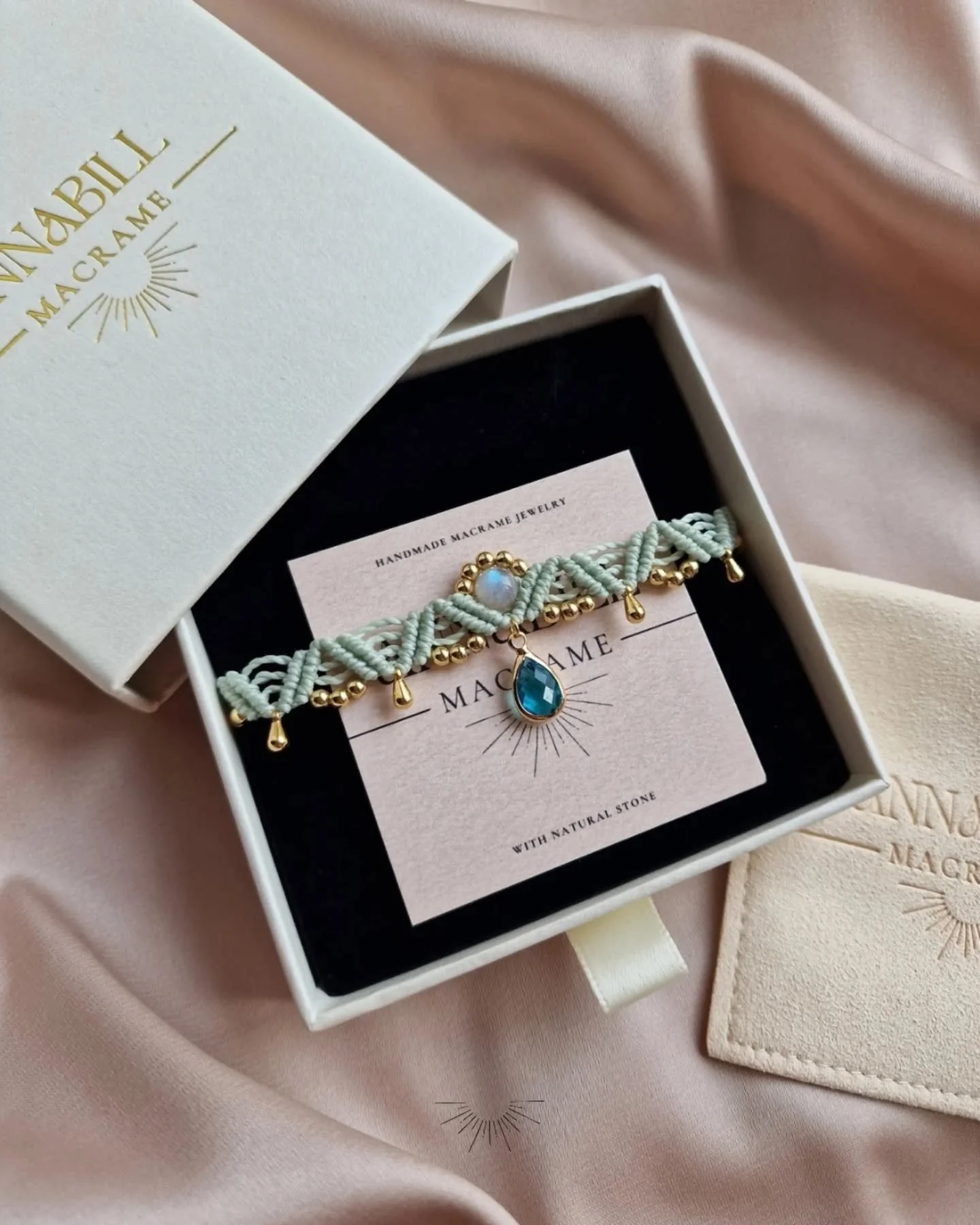 Collana Wine | Latte &amp; Menta con Pietra di Luna 

💙  Collier Amuleto interamente personalizzato, dalla scelta del colore del filo, all'energia della pietra naturale, fino al meraviglioso ciondolo in vetro sfumato color ottanio.

Scopri tutta la 