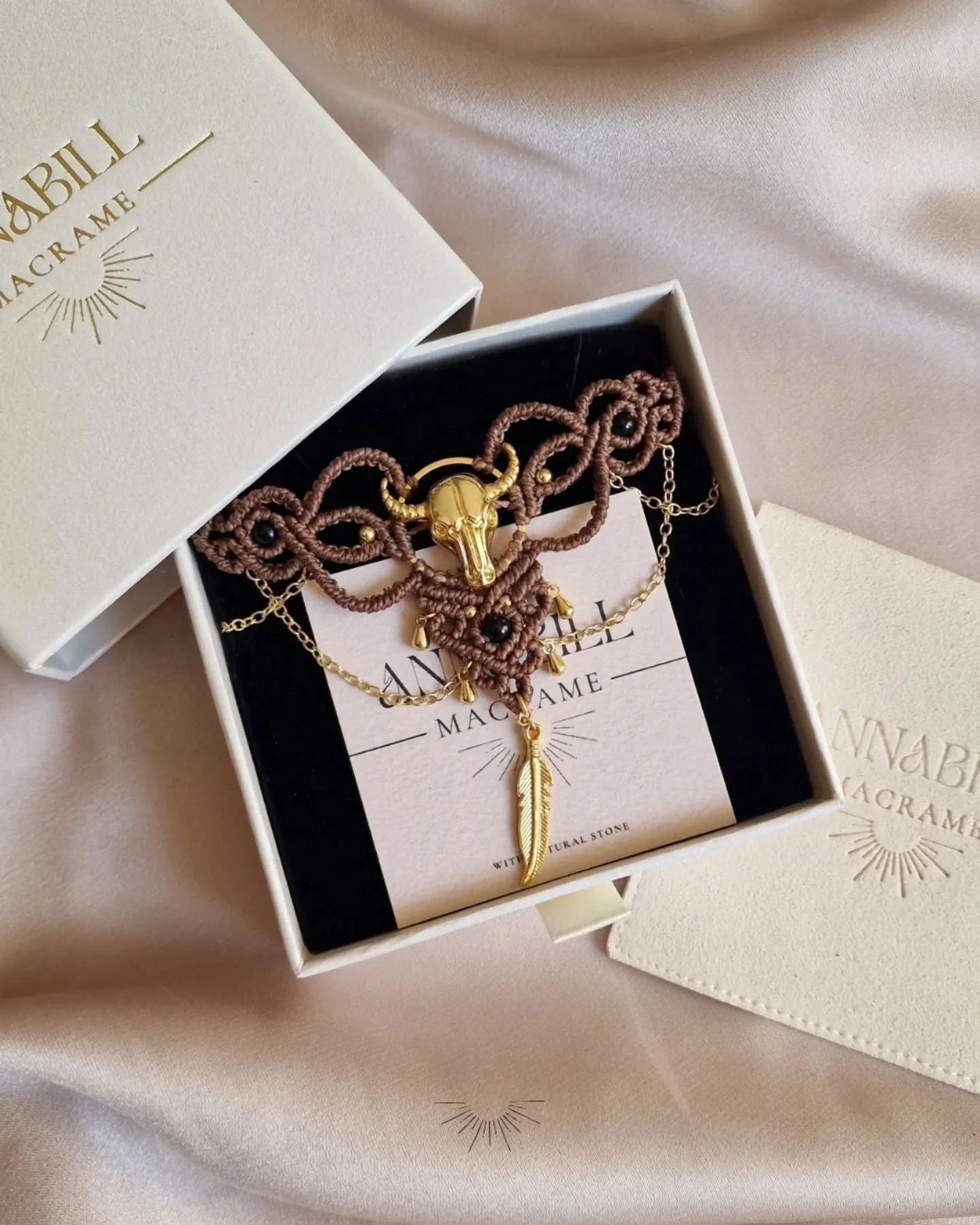 Collana Country | Castano &amp; Onice Nero 

✅️ Now Available 

Un Collier Amuleto che reinterpreta lo stile Western in chiave sofisticata, con un design pensato per anime libere che amano lo stile Country Boho🏜

🖤 L'Onice nero, legato al 1&deg; Ch