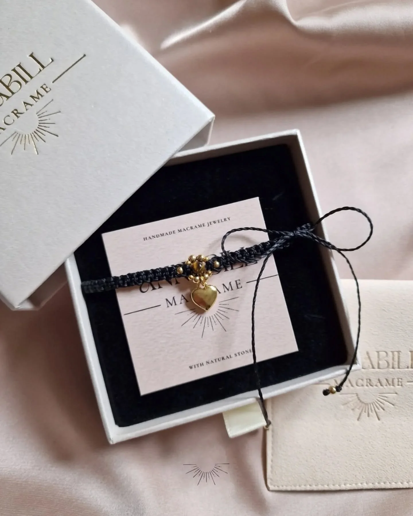 Sei pronta a mostrare il tuo cuore da tigre? 🖤

&Egrave; appena uscito il nuovissimo girocollo personalizzabile, un amuleto con un estetica bon-ton dal carattere deciso.

Collana Coquette | Nero &amp; Occhio di Tigre 

Scoprila subito al link in bio