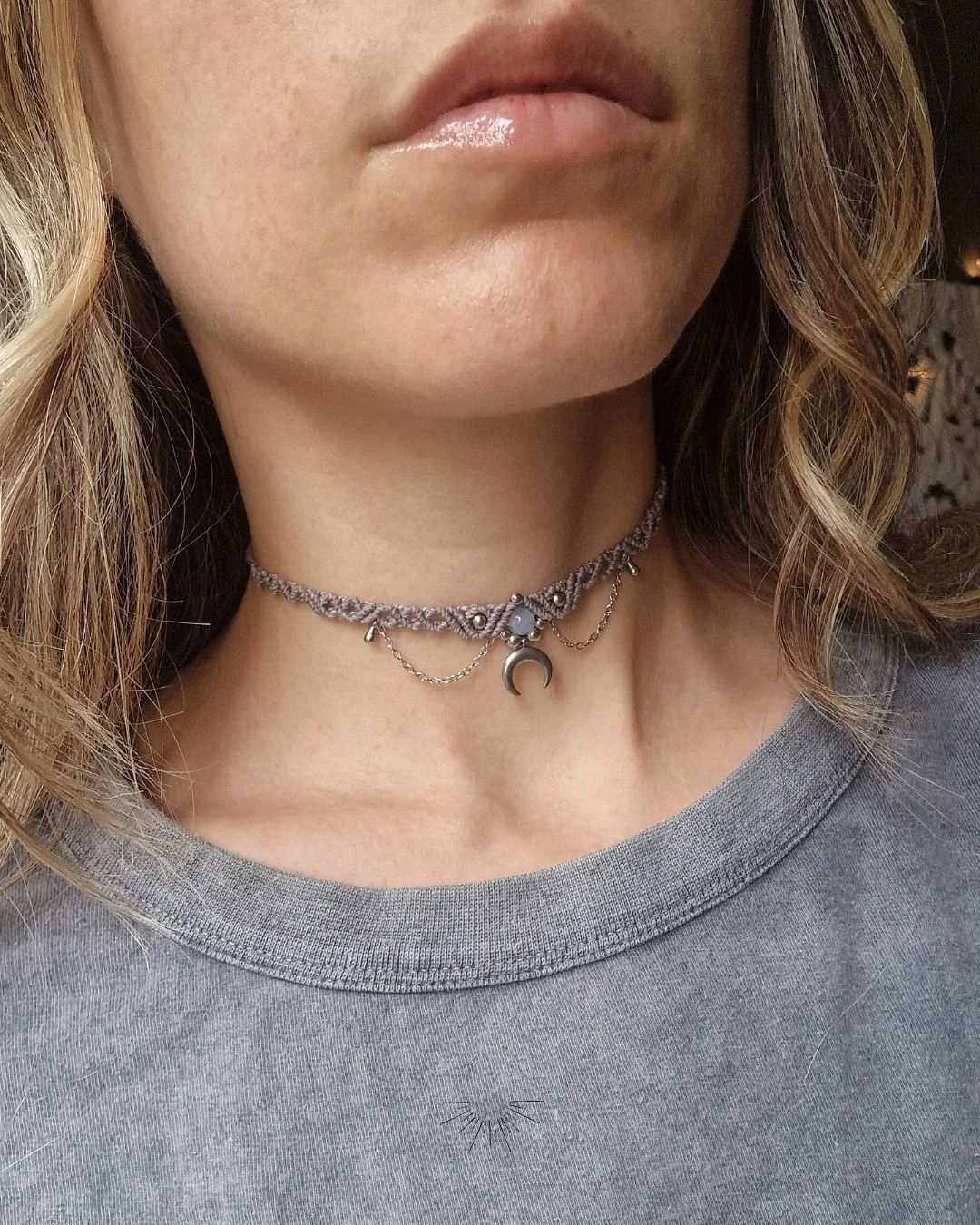 Collana_Choker_Girocollo_artigianale_donna_gioielli_macrame_micromacramè_Chakra_regalo_LUNA_MOON_GRAY_amuleto_argento_grigio (5).jpg