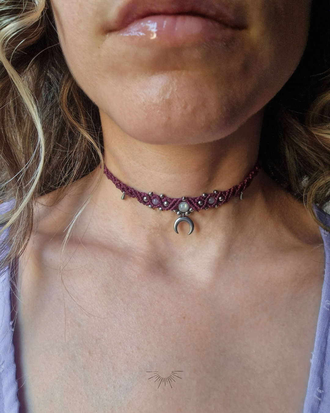 Collana_Choker_Girocollo_artigianale_donna_gioielli_JEWELS_micromacramè_Chakra_regalo_LUNA_MOON_VIOLA_BURGUNDY_WITCH_STREGA_SILVER_ARGENTO_GEMSTONE_PIETRA_AMETISTA_MAGIA_GIOIELLO__amuleto_ .png