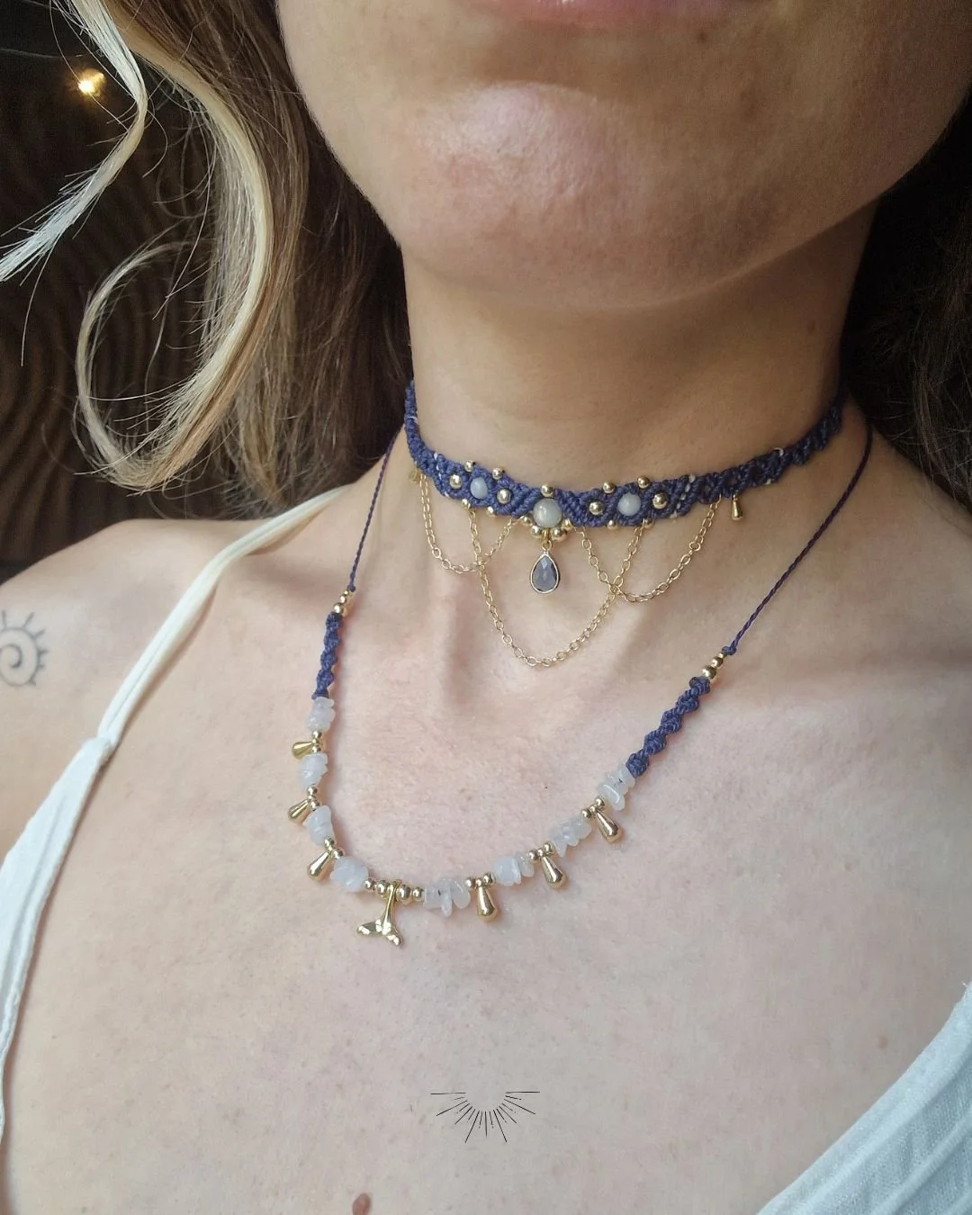 Collana_Choker_Girocollo_artigianale_donna_gioielli_macrame_micromacramè_Chakra_regalo_Blu_Navy_Pietra_di_Luna_agata_bianca_oltremare_sirena_oceano_estate_mare (5).jpg