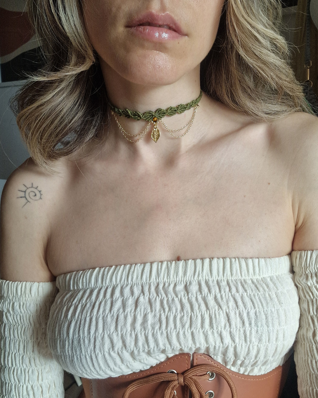 Collana_Choker_Girocollo_artigianale_donna_gioielli_macrame_micromacramè_Chakra_regalo_foliage_occhio di tigre_amuleto_foglie_verde (2).png