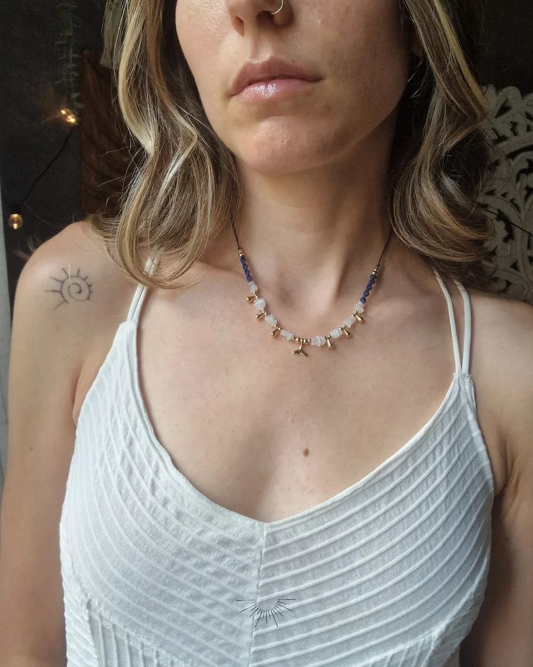 Collana_Choker_Girocollo_artigianale_donna_gioielli_macrame_micromacramè_Chakra_regalo_Blu_Navy_Pietra_di_Luna_agata_bianca_oltremare_sirena_oceano_estate_mare (9).jpg