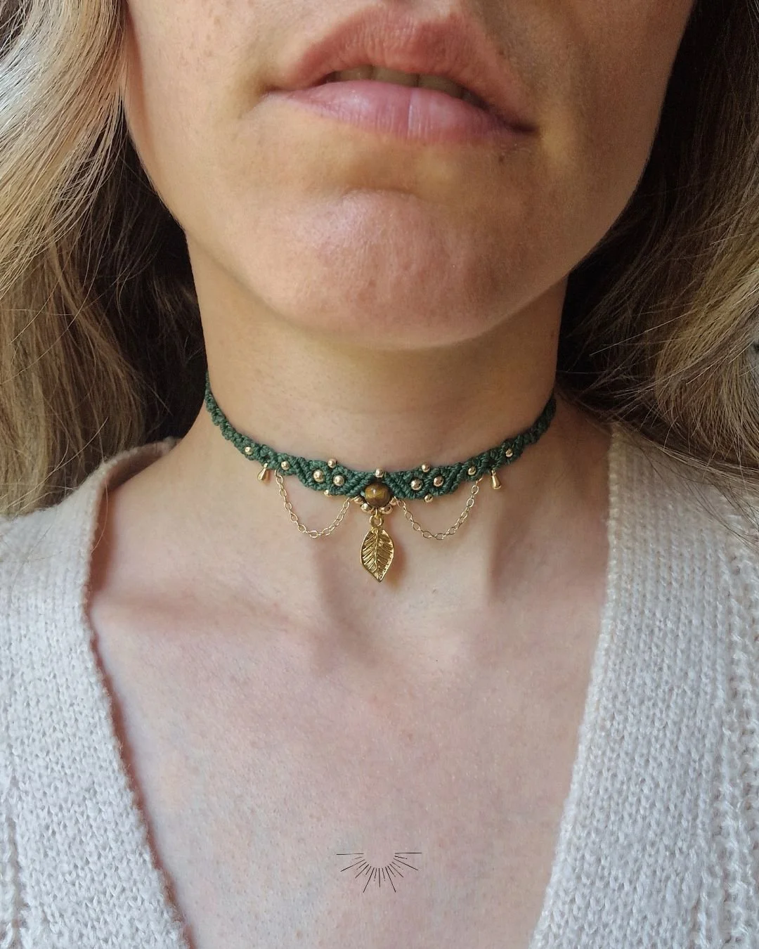 Collana_Choker_Girocollo_artigianale_donna_gioielli_macrame_micromacramè_Chakra_regalo_foglia_leaf_occhio_tigre_occhioditigre_earthy_necklace_geamstone_WOOD_verde_bosco_amuleto_oro_dorato (5).jpg