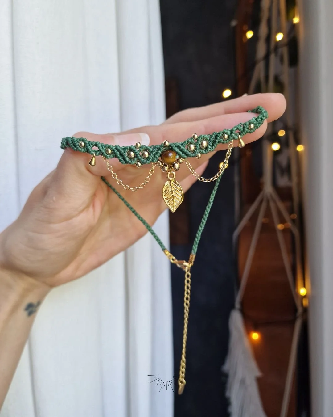 Collana_Choker_Girocollo_artigianale_donna_gioielli_macrame_micromacramè_Chakra_regalo_foglia_leaf_occhio_tigre_occhioditigre_earthy_necklace_geamstone_WOOD_verde_bosco_amuleto_oro_dorato (1).jpg
