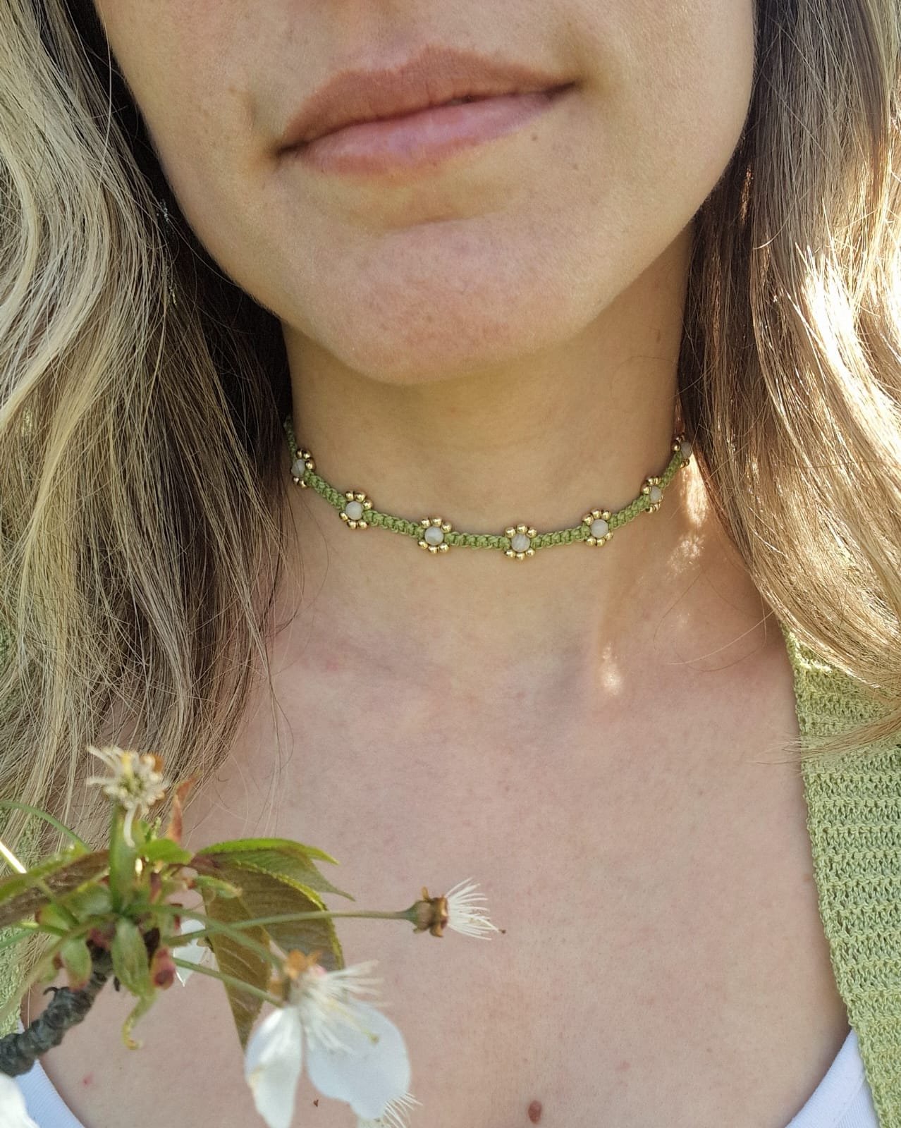 Collana_Choker_Girocollo_margherita_artigianale_micromacramè_Agata_Bianca_6°Chakra_del_terzo_occhio_7°Chakra_della_Corona_cofanetto_regalo per lei_fiore_margherite_verde_matcha_outfit.jpeg
