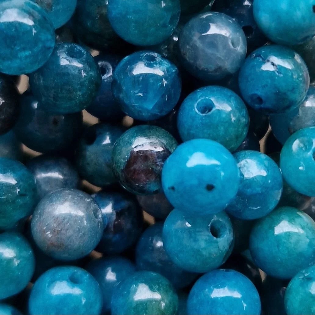 Apatite, pietre di apatite, apatite blu, pietre blu, pietre del Sagittario, Pietre naturali legate al chakra del terzo occhio, Ajna, chakra della gola, Vishuddha, cristalli del sagittario, astrologia, cristalloterapia