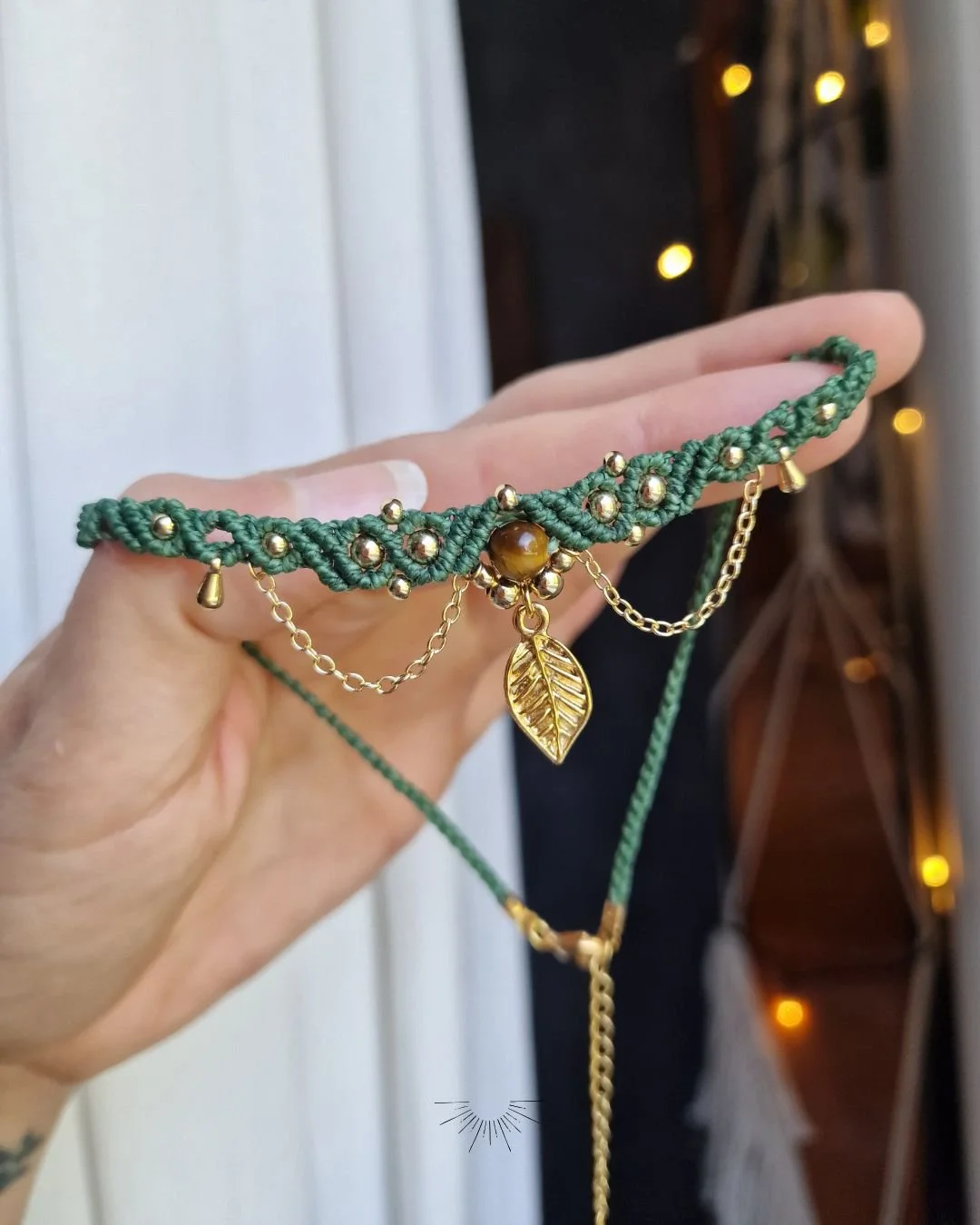 Collana_Choker_Girocollo_artigianale_donna_gioielli_macrame_micromacramè_Chakra_regalo_foglia_leaf_occhio_tigre_occhioditigre_earthy_necklace_geamstone_WOOD_verde_bosco_amuleto_oro_dorato (2).jpg