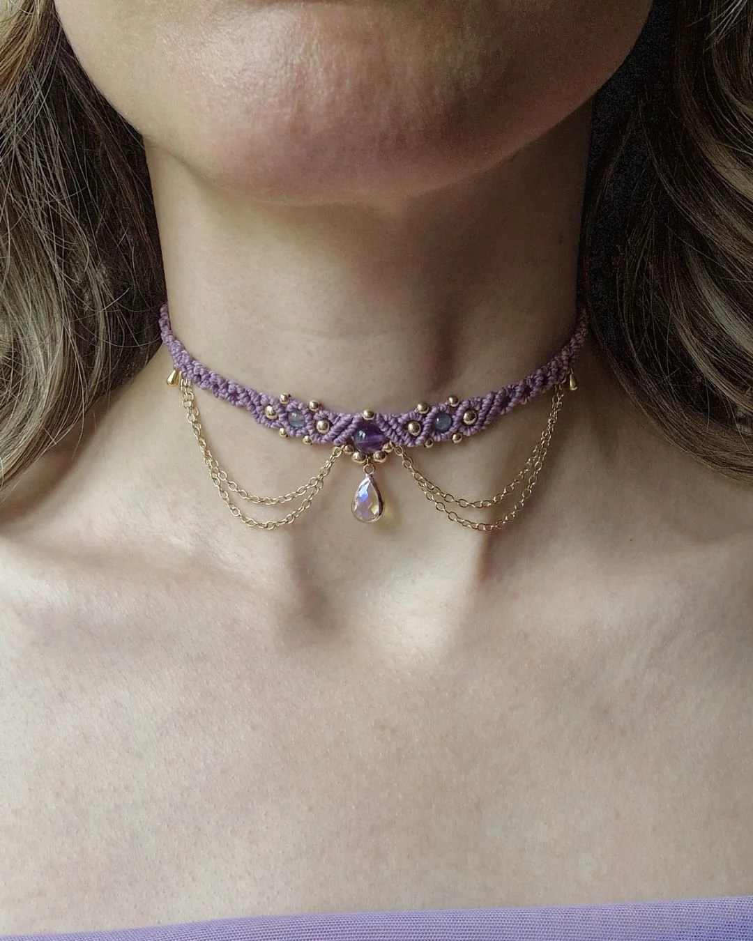 Collana_Choker_Girocollo_artigianale_donna_gioielli_macrame_micromacramè_Chakra_regalo_glicine_amuleto_oro_ametista_pietra di luna (3).jpg