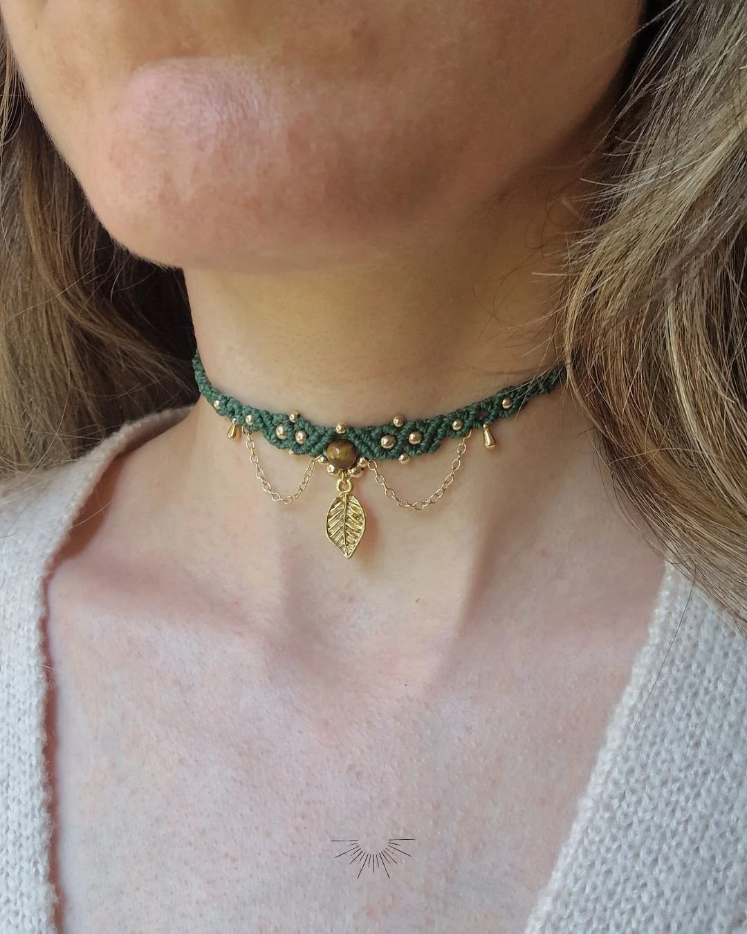 Collana_Choker_Girocollo_artigianale_donna_gioielli_macrame_micromacramè_Chakra_regalo_foglia_leaf_occhio_tigre_occhioditigre_earthy_necklace_geamstone_WOOD_verde_bosco_amuleto_oro_dorato (6).jpg