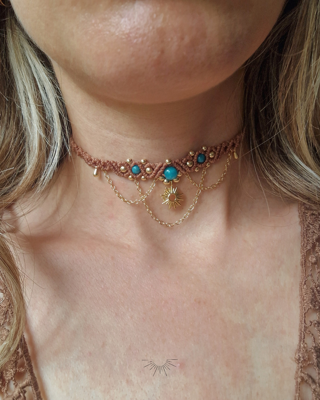 Collana_Choker_Girocollo_artigianale_donna_gioielli_macrame_micromacramè_Chakra_regalo_apatite_necklace_geamstone_sunshine_sole_castano_amuleto_oro_dorato (4).png