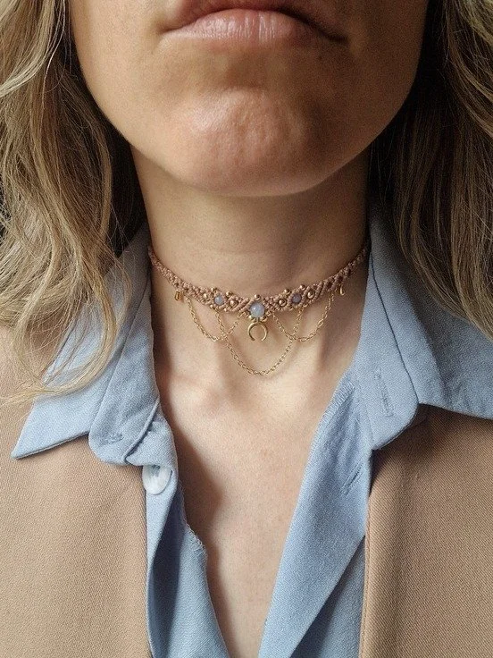 Collana_Choker_Girocollo_luna_artigianale_micromacramè_Acquamarina_5°Chakra_della_Gola_Vishuddha_regalo per lei_outfit_ufficio2.jpeg