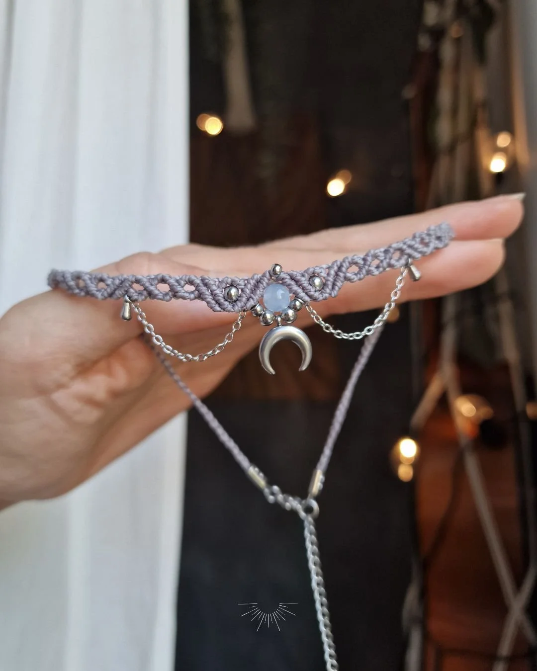 Collana_Choker_Girocollo_artigianale_donna_gioielli_macrame_micromacramè_Chakra_regalo_LUNA_MOON_GRAY_amuleto_argento_grigio (9).jpg