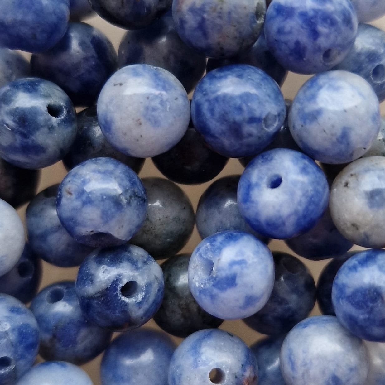 Sodalite, pietre di sodalite, sodalite blu, pietre blu, pietre del Sagittario, Pietre naturali, chakra del terzo occhio, Ajna, chakra della gola, Vishuddha, cristalli del sagittario, astrologia, cristalloterapia