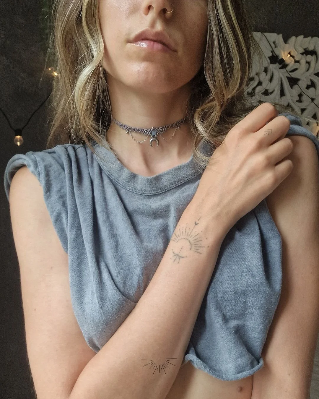 Collana_Choker_Girocollo_artigianale_donna_gioielli_macrame_micromacramè_Chakra_regalo_LUNA_MOON_GRAY_amuleto_argento_grigio (7).jpg