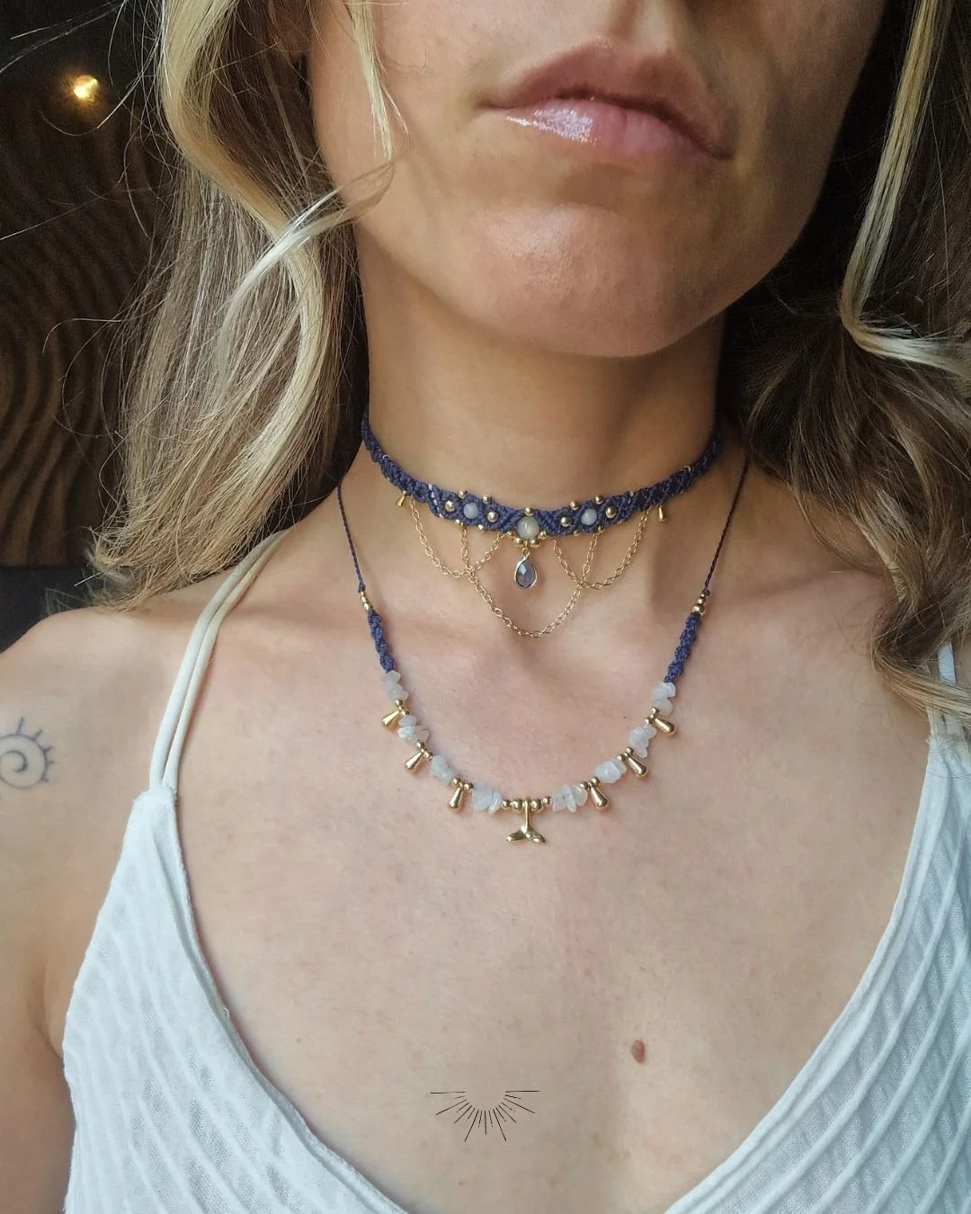 Collana_Choker_Girocollo_artigianale_donna_gioielli_macrame_micromacramè_Chakra_regalo_Blu_Navy_Pietra_di_Luna_agata_bianca_oltremare_sirena_oceano_estate_mare (2).jpg