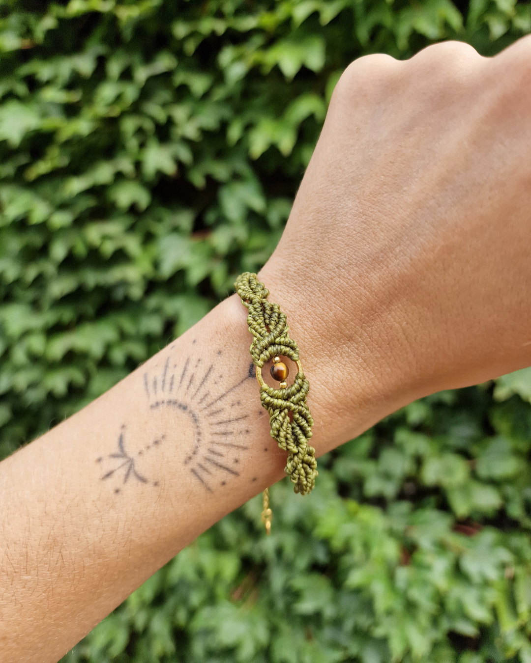 bracciale_amuleto_pietre naturali_occhio di tigre_foliage_verde oliva_foglie_autunno_bosco_natura_cristalloterapia_micromacramè_artigianato_gioielli artigianali  (2).png