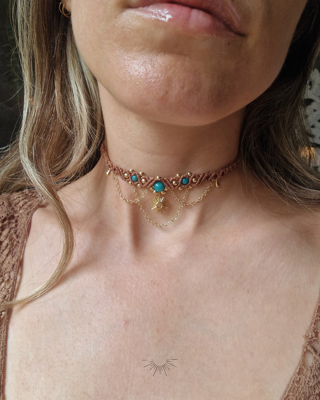 Collana_Choker_Girocollo_artigianale_donna_gioielli_macrame_micromacramè_Chakra_regalo_apatite_necklace_geamstone_sunshine_sole_castano_amuleto_oro_dorato (6).png