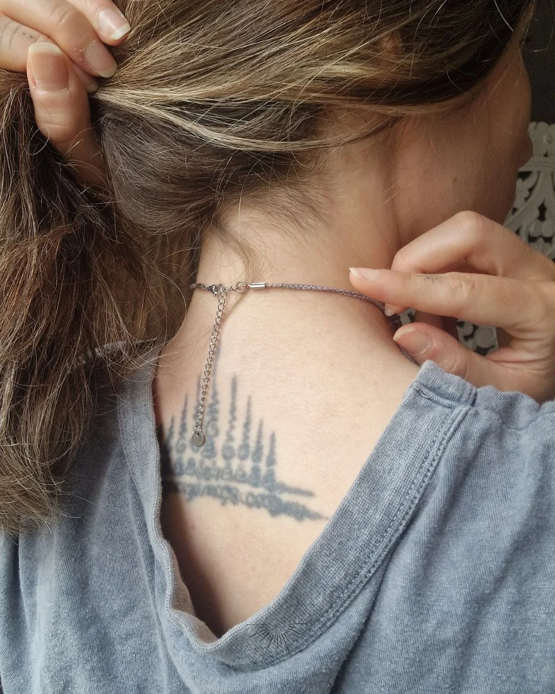 Collana_Choker_Girocollo_artigianale_donna_gioielli_macrame_micromacramè_Chakra_regalo_LUNA_MOON_GRAY_amuleto_argento_grigio (2).jpg