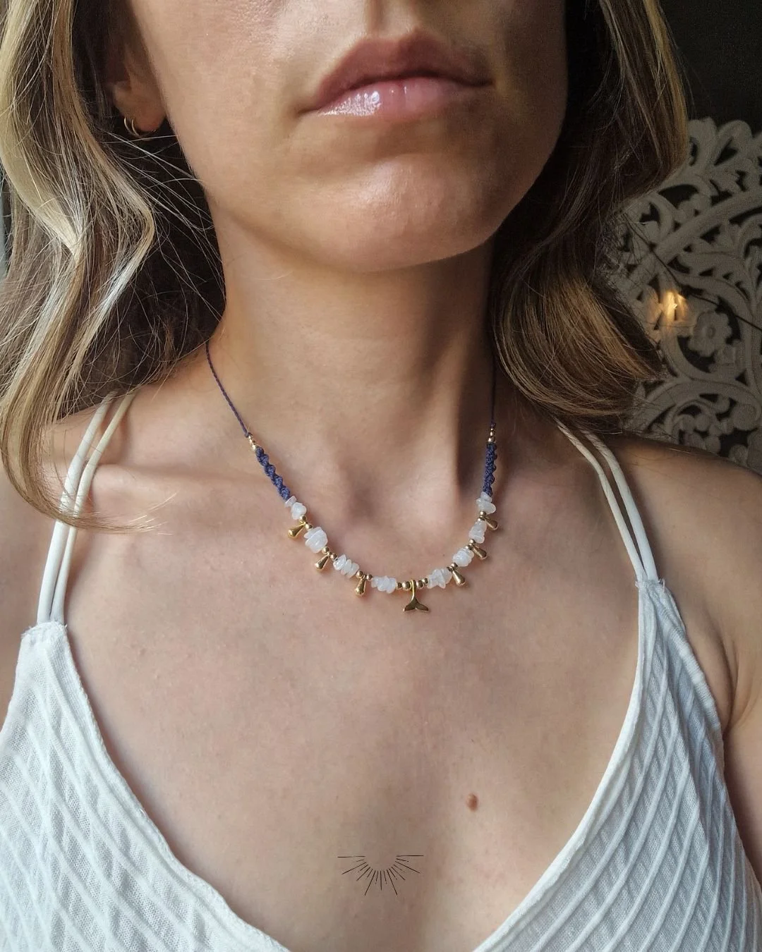 Collana_Choker_Girocollo_artigianale_donna_gioielli_macrame_micromacramè_Chakra_regalo_Blu_Navy_Pietra_di_Luna_agata_bianca_oltremare_sirena_oceano_estate_mare (8).jpg