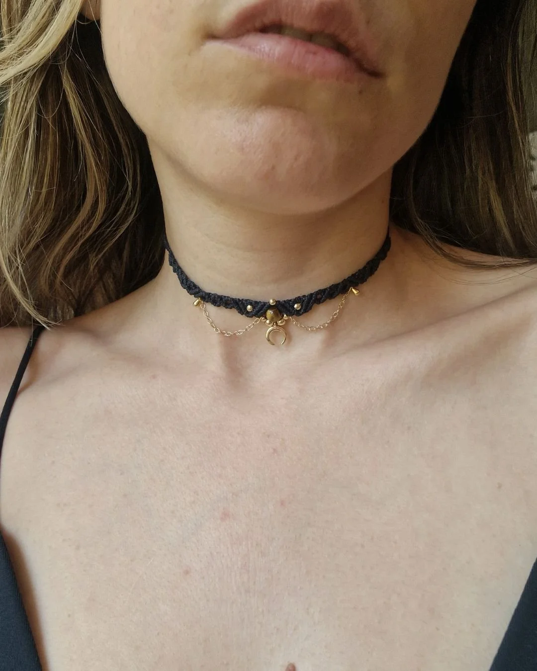 Collana_Choker_Girocollo_artigianale_donna_gioielli_macrame_micromacramè_Chakra_regalo_LUNA_NERO_OCCHIO DI TIGRE (4).jpg